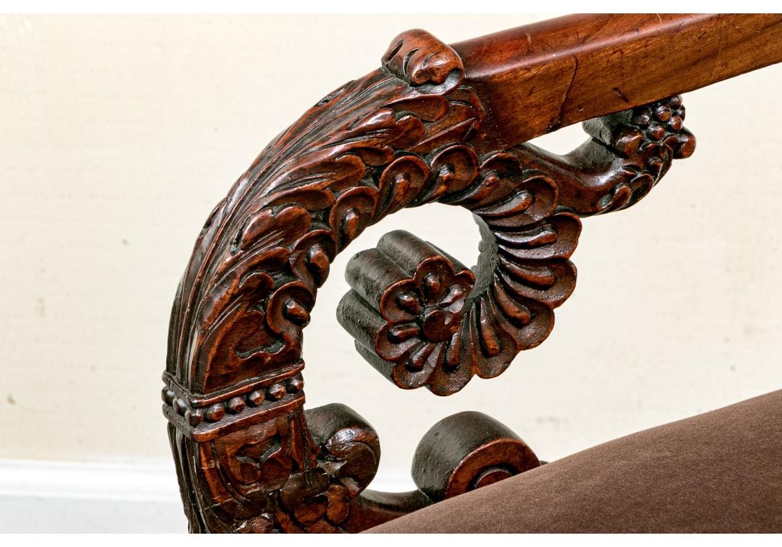 Paire de fauteuils victoriens très sculptés en vente 1