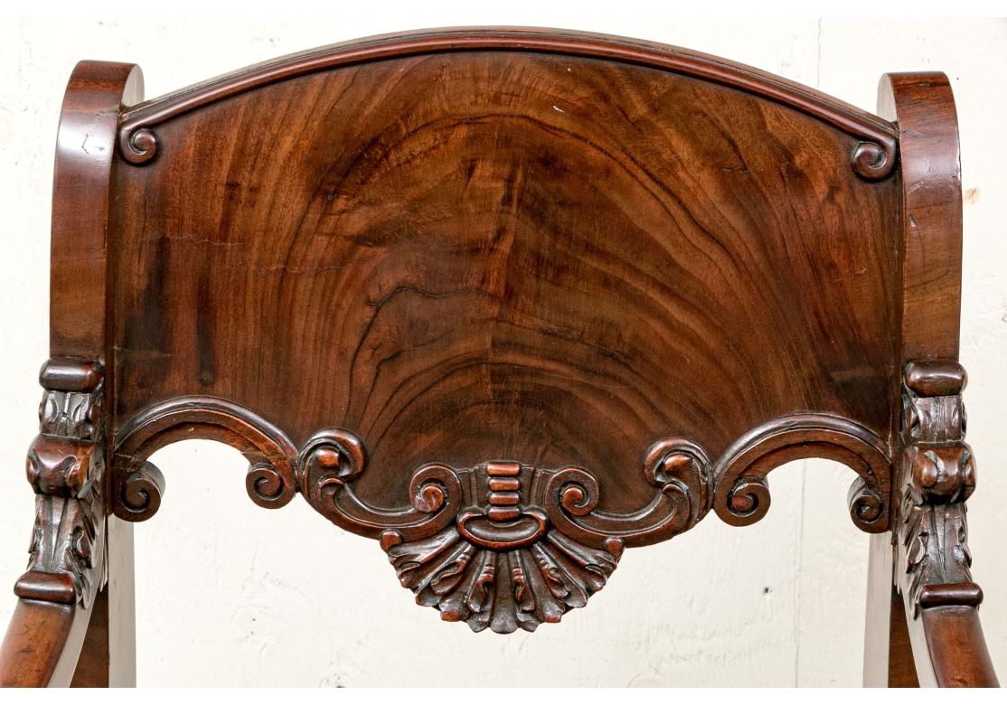 Paire de fauteuils victoriens très sculptés en vente 2