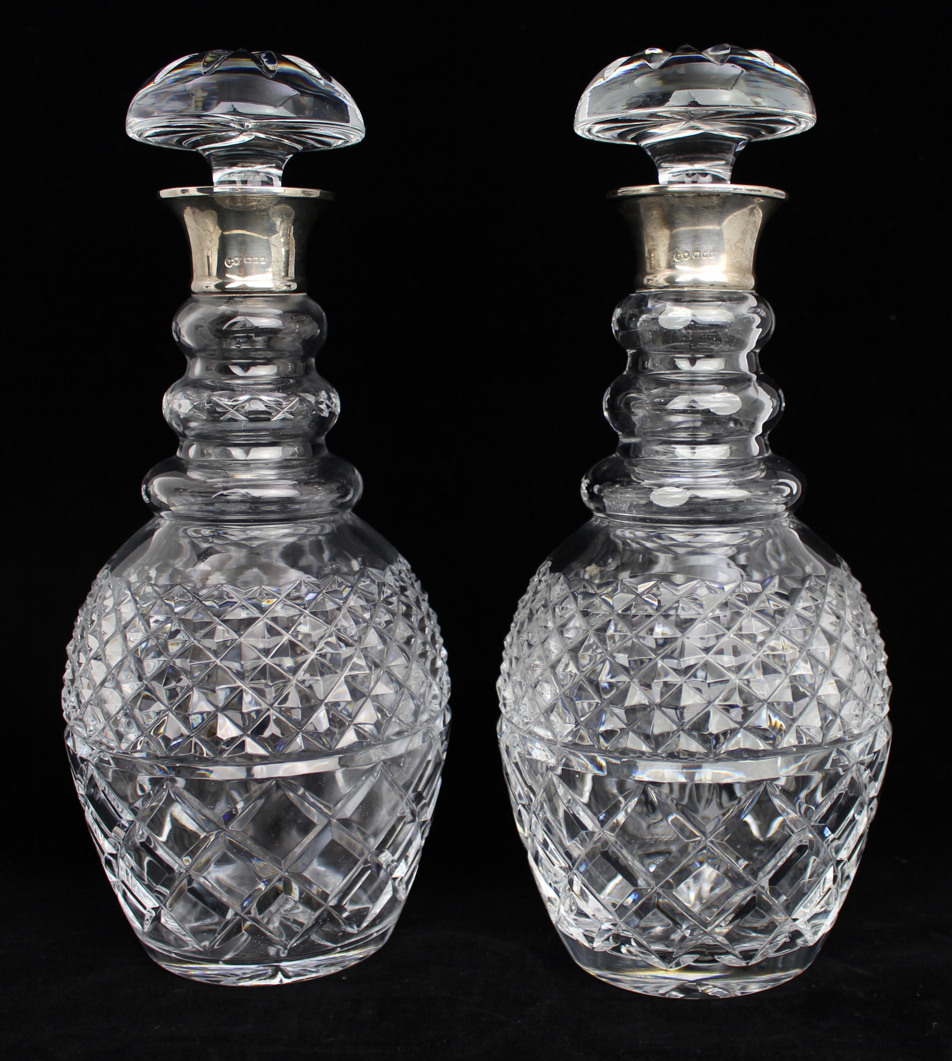 Paire de carafes à collier en cristal taillé et argent sterling, Londres, 1971 et 1973

Une belle paire de carafes en cristal de plomb taillé à la main avec des cols en argent sterling, fabriquées en Angleterre et poinçonnées pour Londres, 1971 et