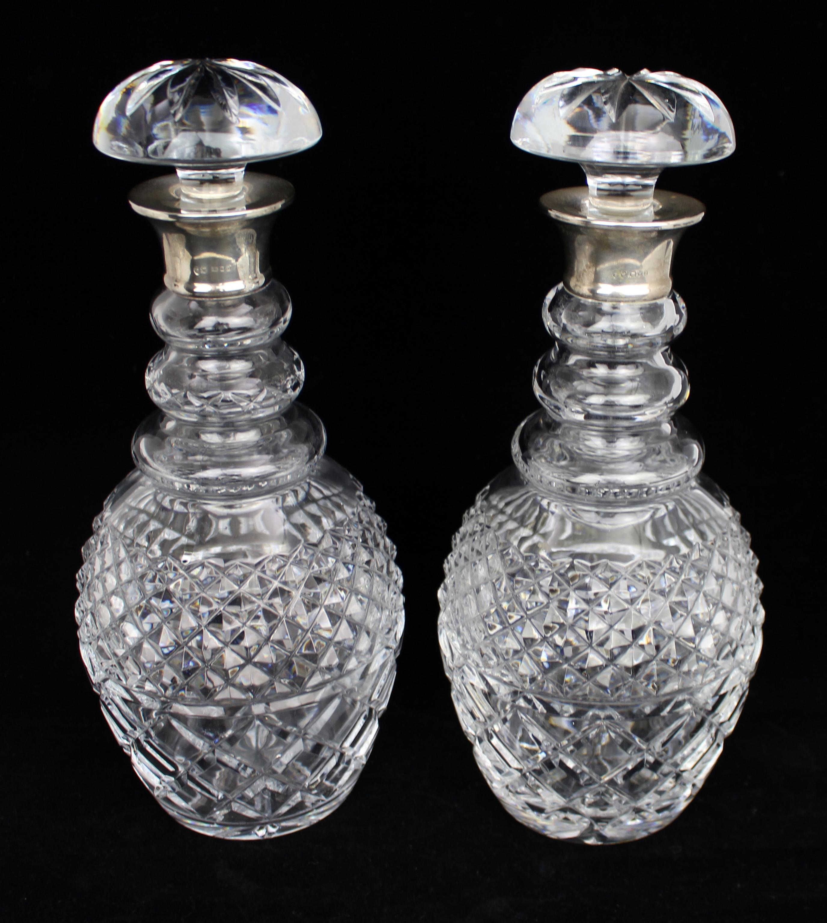 Britannique Paire de carafes à décanter en verre taillé, à collier en argent, de style Vintage en vente