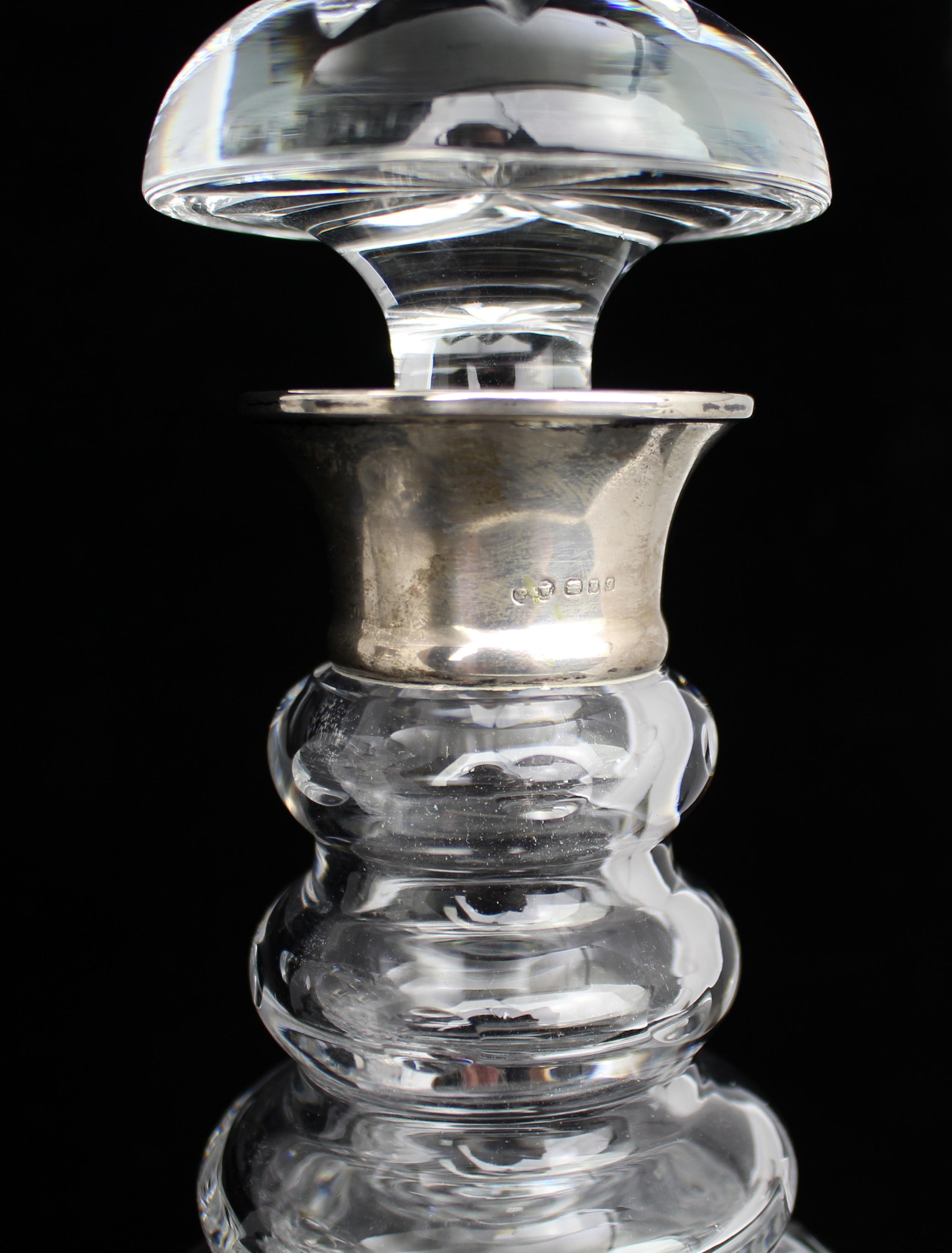 20ième siècle Paire de carafes à décanter en verre taillé, à collier en argent, de style Vintage en vente