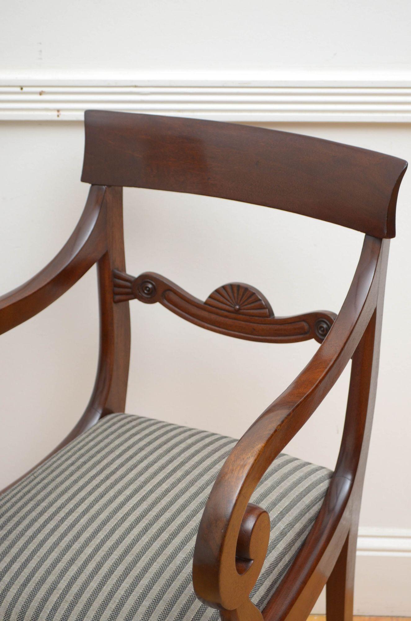 English Pair of Fine William IV Carver Chairs in Mahogany For Sale
