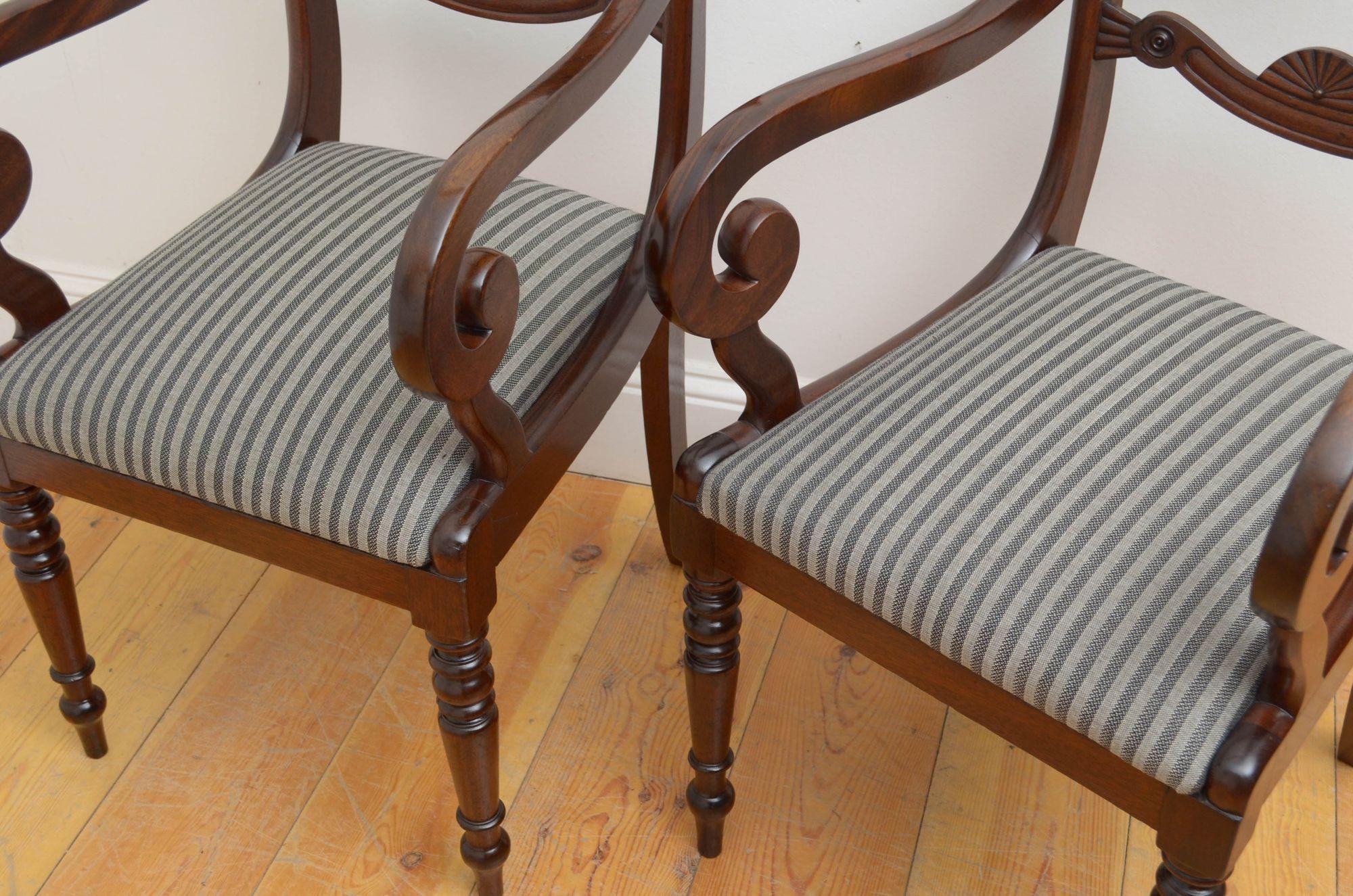 Pair of Fine William IV Carver Chairs in Mahogany In Good Condition For Sale In Whaley Bridge, GB