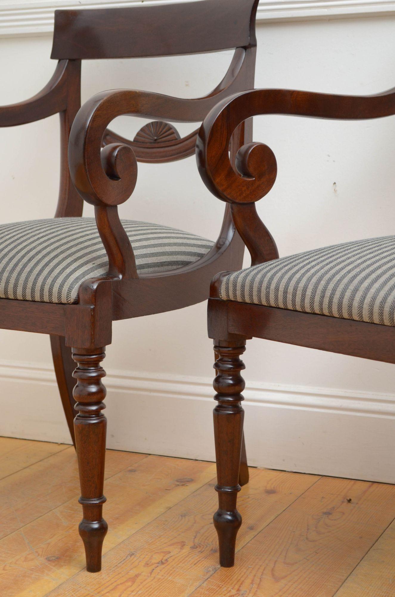 Paar feine William IV Carver Stühle aus Mahagoni (19. Jahrhundert) im Angebot