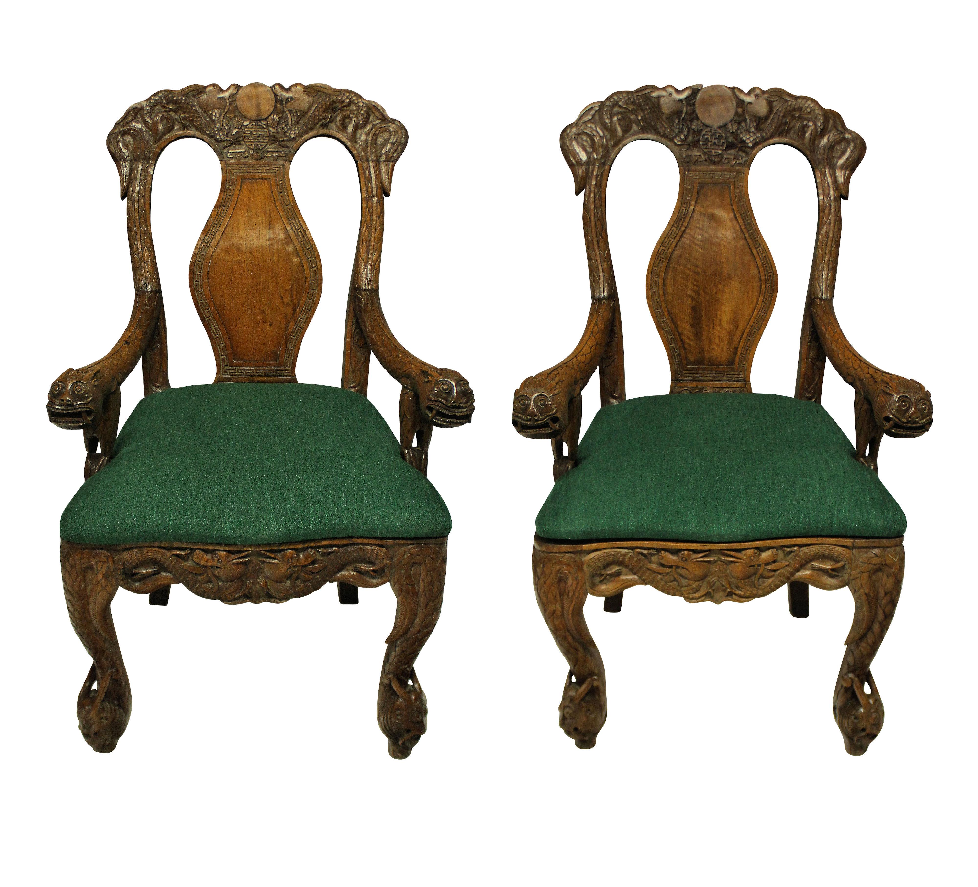 Paire de fauteuils chinois du 19ème siècle finement sculptés en vente 4