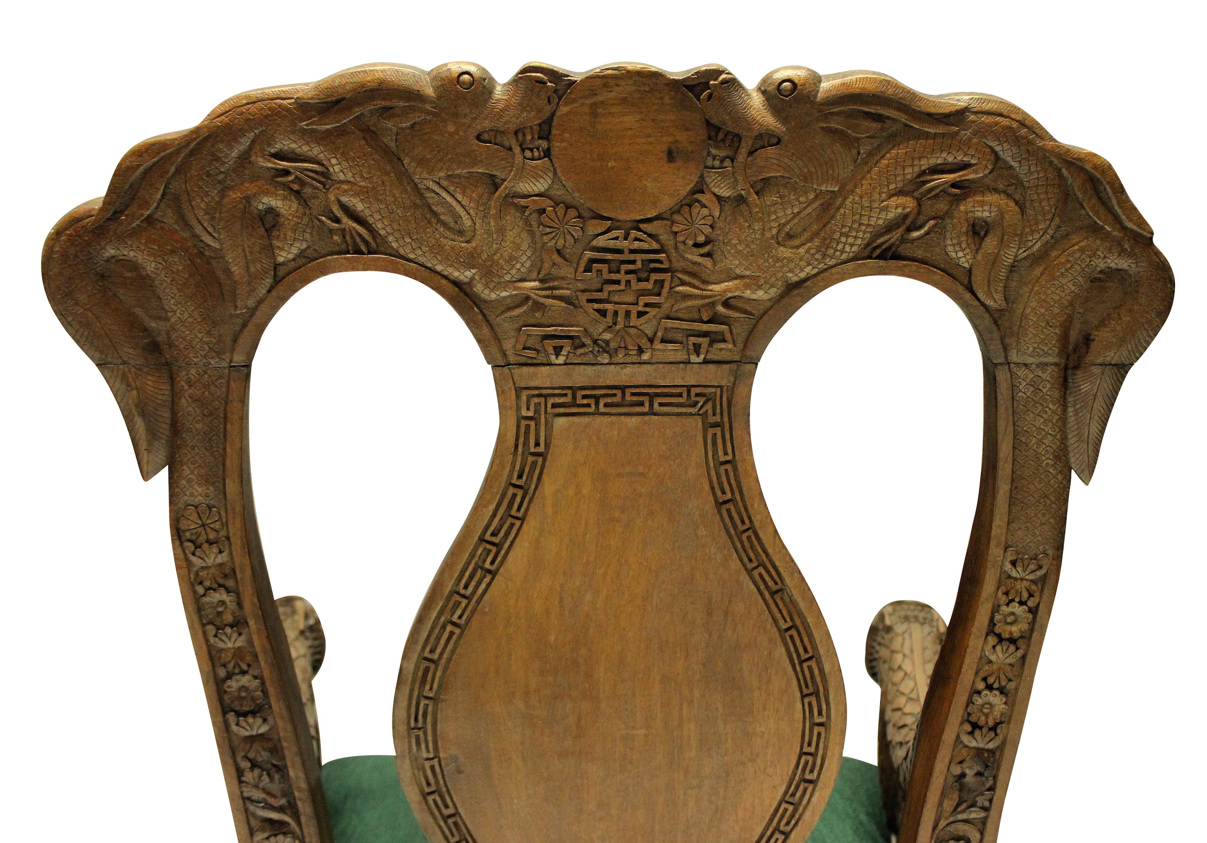 Ein Paar fein geschnitzte chinesische Sessel aus dem 19. Jahrhundert (Chinesisch) im Angebot