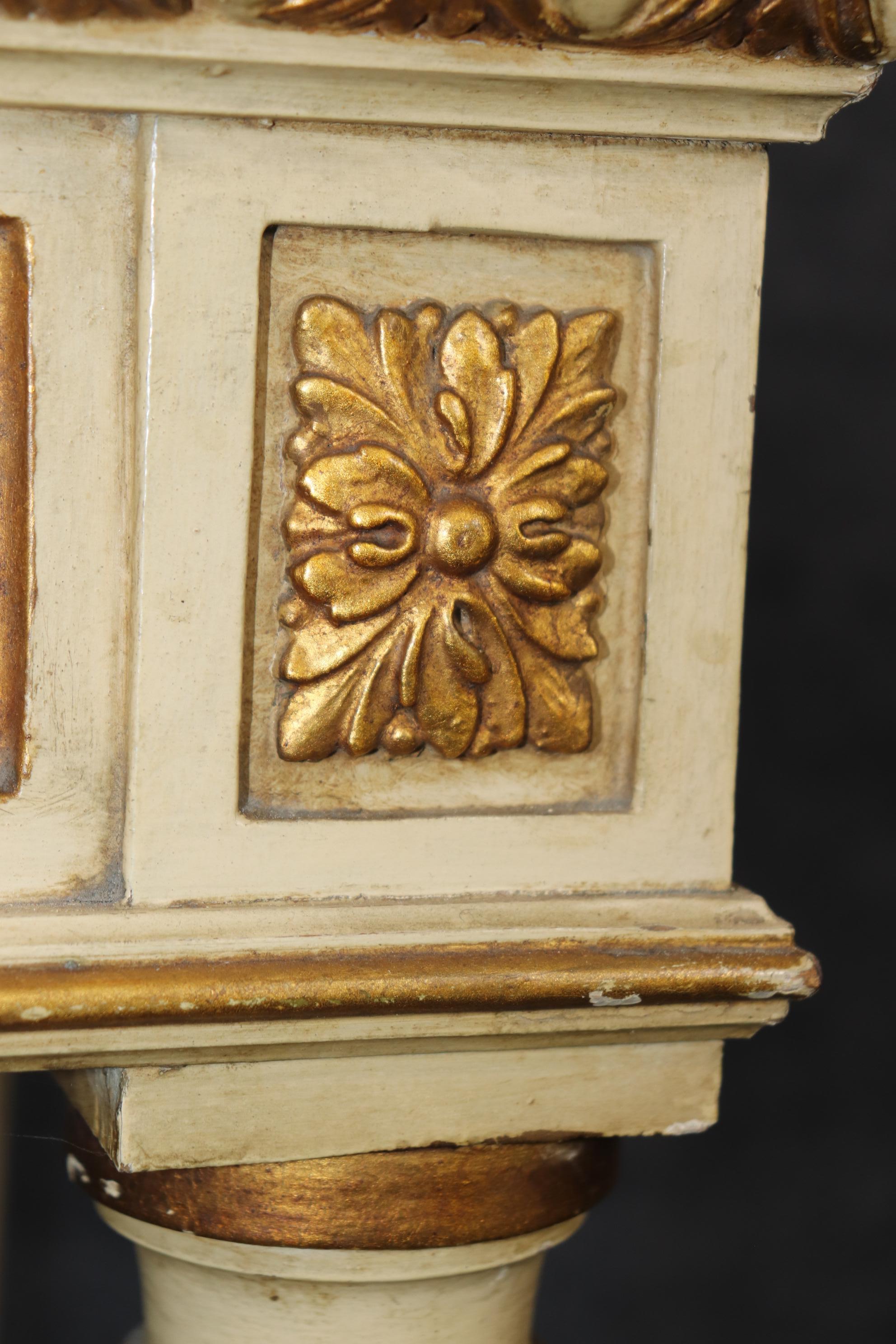 Paar fein geschnitzte, cremefarbene, vergoldete, vergoldete französische Konsolentische im Louis-XVI.-Stil (Louis XVI.)