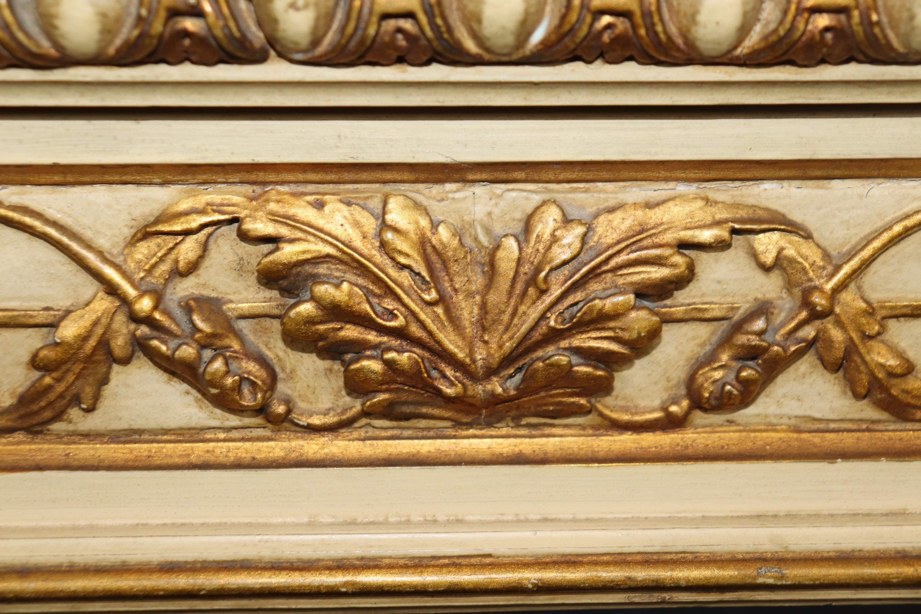 Paar fein geschnitzte, cremefarbene, vergoldete, vergoldete französische Konsolentische im Louis-XVI.-Stil im Zustand „Gut“ in Swedesboro, NJ