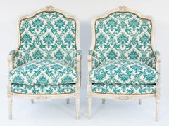 Coppia di Bergères finemente intagliati e dipinti in stile Luigi XVI del XIX secolo