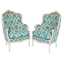 Paire de bergères surdimensionnées finement sculptées de style Louis XVI peintes au XIXe siècle