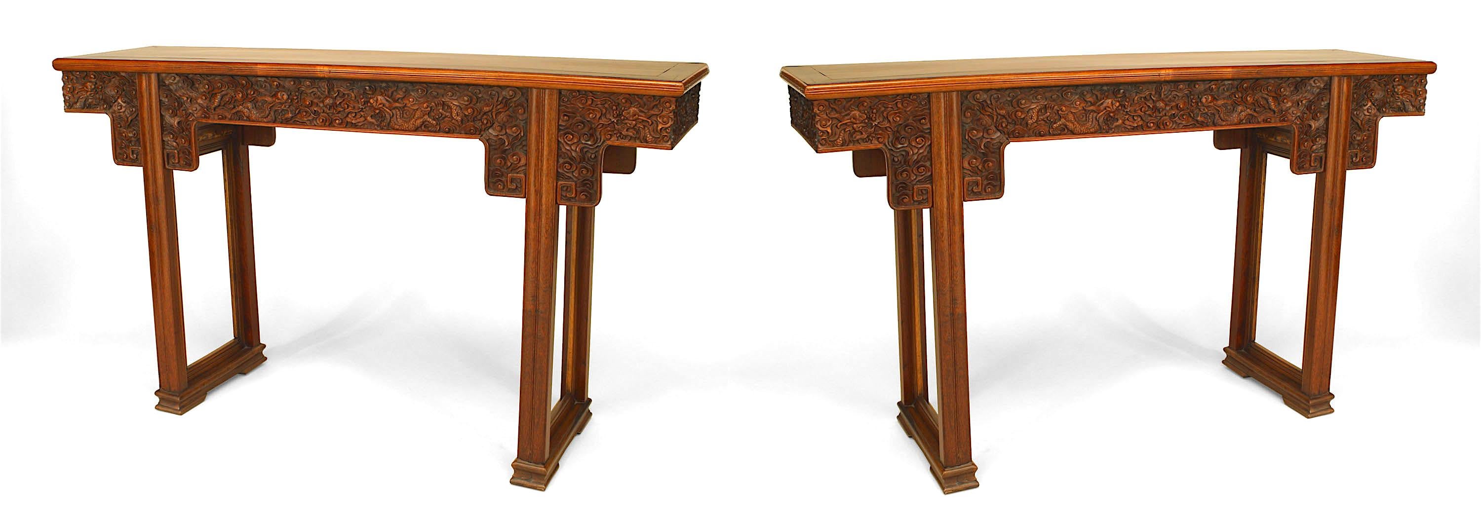 Paire de tables consoles en bois dur de style asiatique chinois (dynastie Qing - 18/19e siècle) avec un tablier finement sculpté de caractères Shou et Fu et de dragons avec nuages en relief. (PRIX PAR PAILLE)
