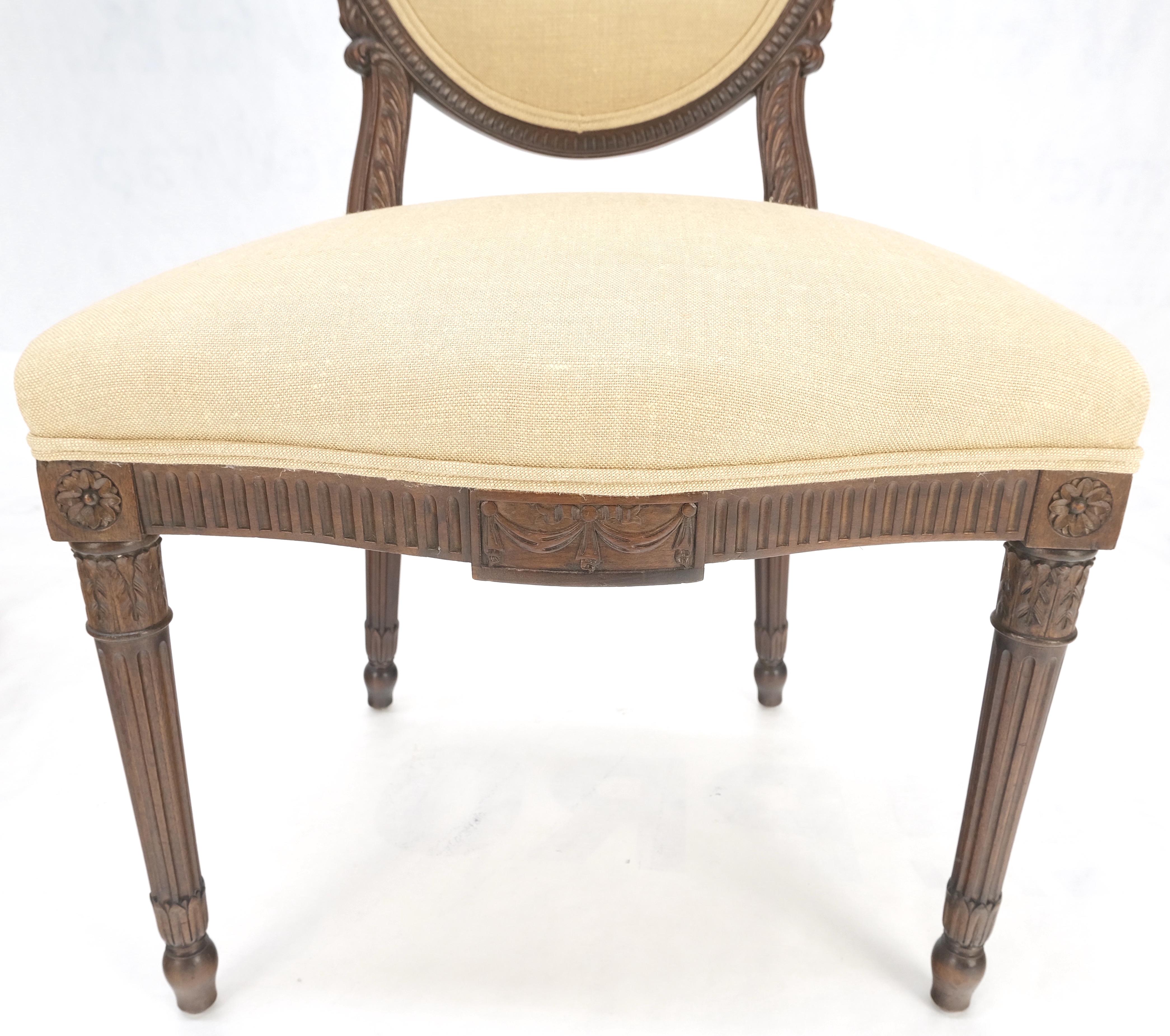 Paire de chaises d'appoint à dossier camée en noyer finement sculpté Louis XVi Chaises d'appoint à dossier camée New Upholster en vente 5