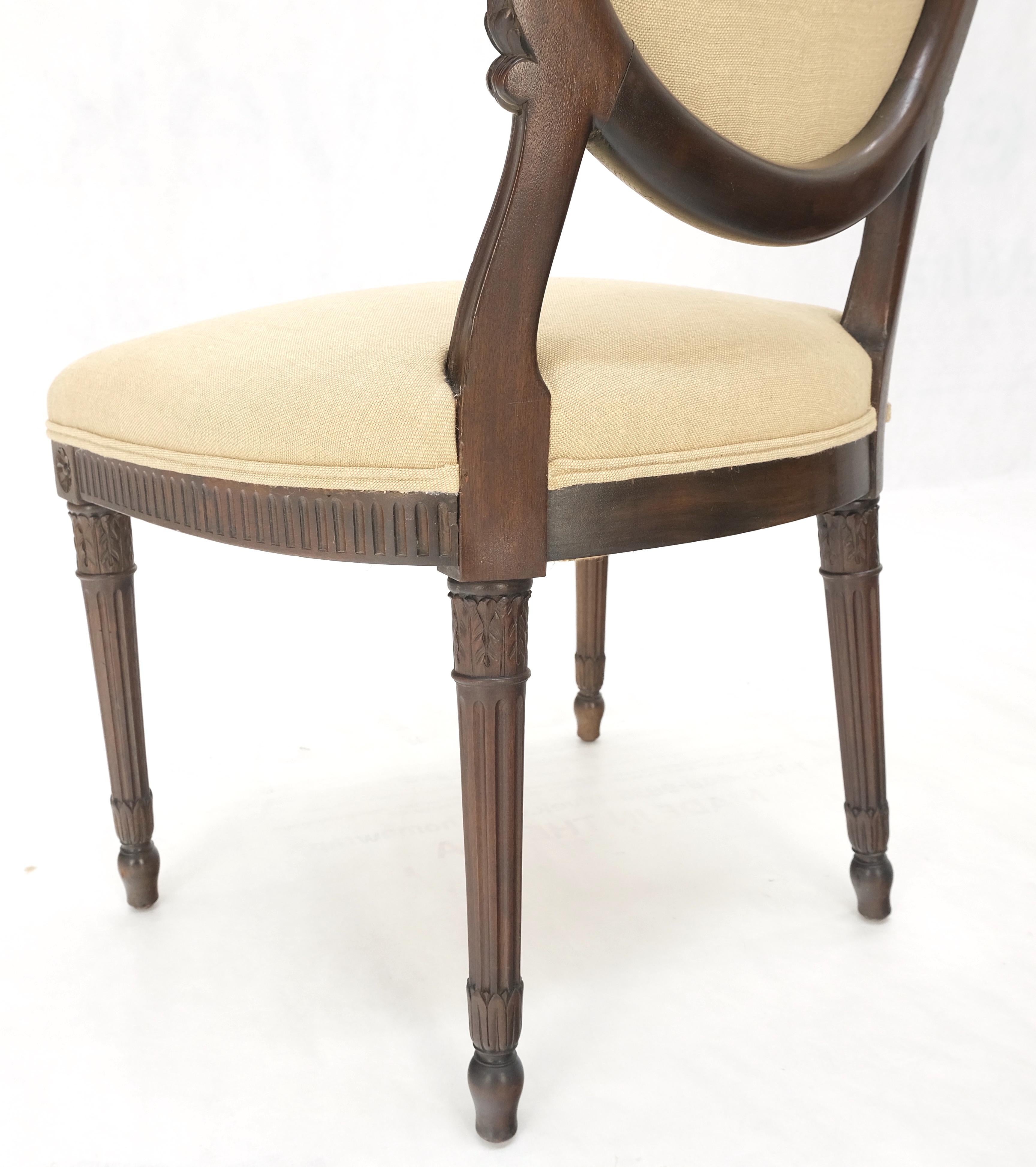 Louis XVI Paire de chaises d'appoint à dossier camée en noyer finement sculpté Louis XVi Chaises d'appoint à dossier camée New Upholster en vente