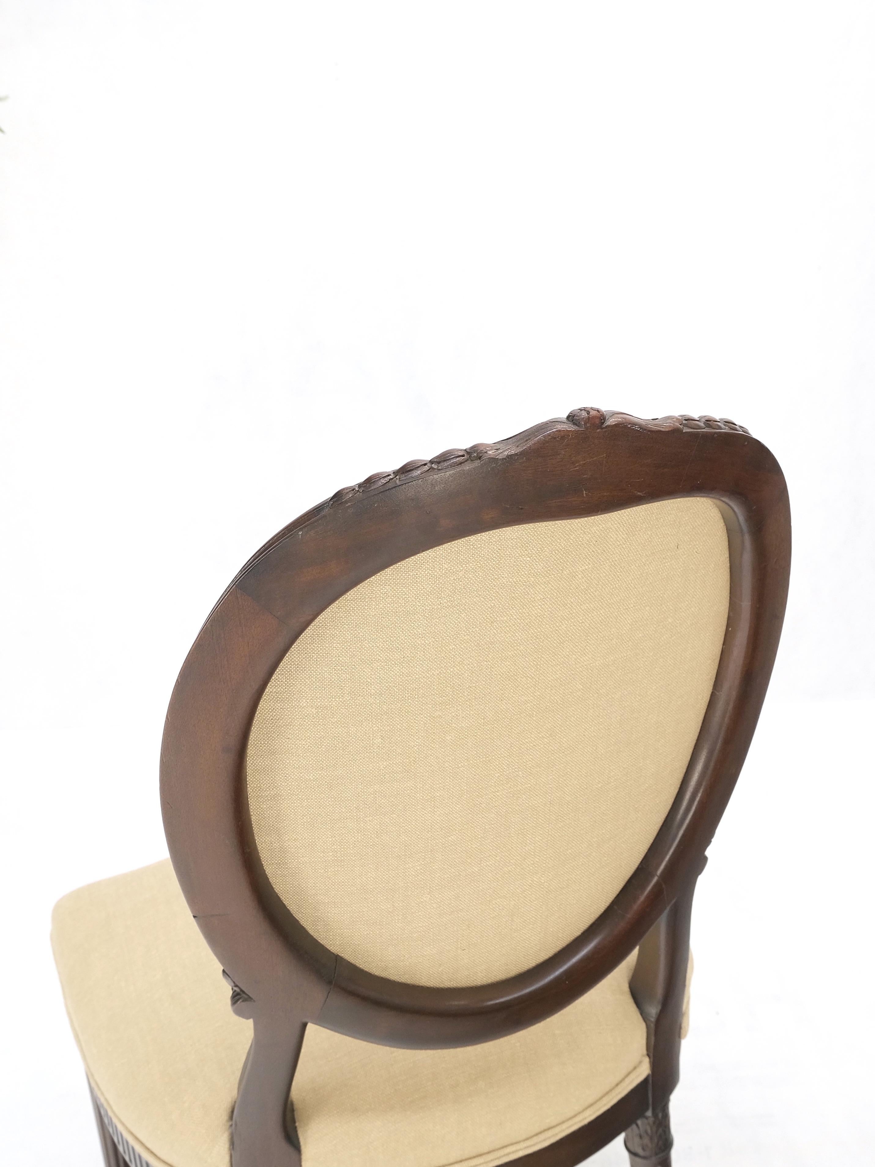 20ième siècle Paire de chaises d'appoint à dossier camée en noyer finement sculpté Louis XVi Chaises d'appoint à dossier camée New Upholster en vente