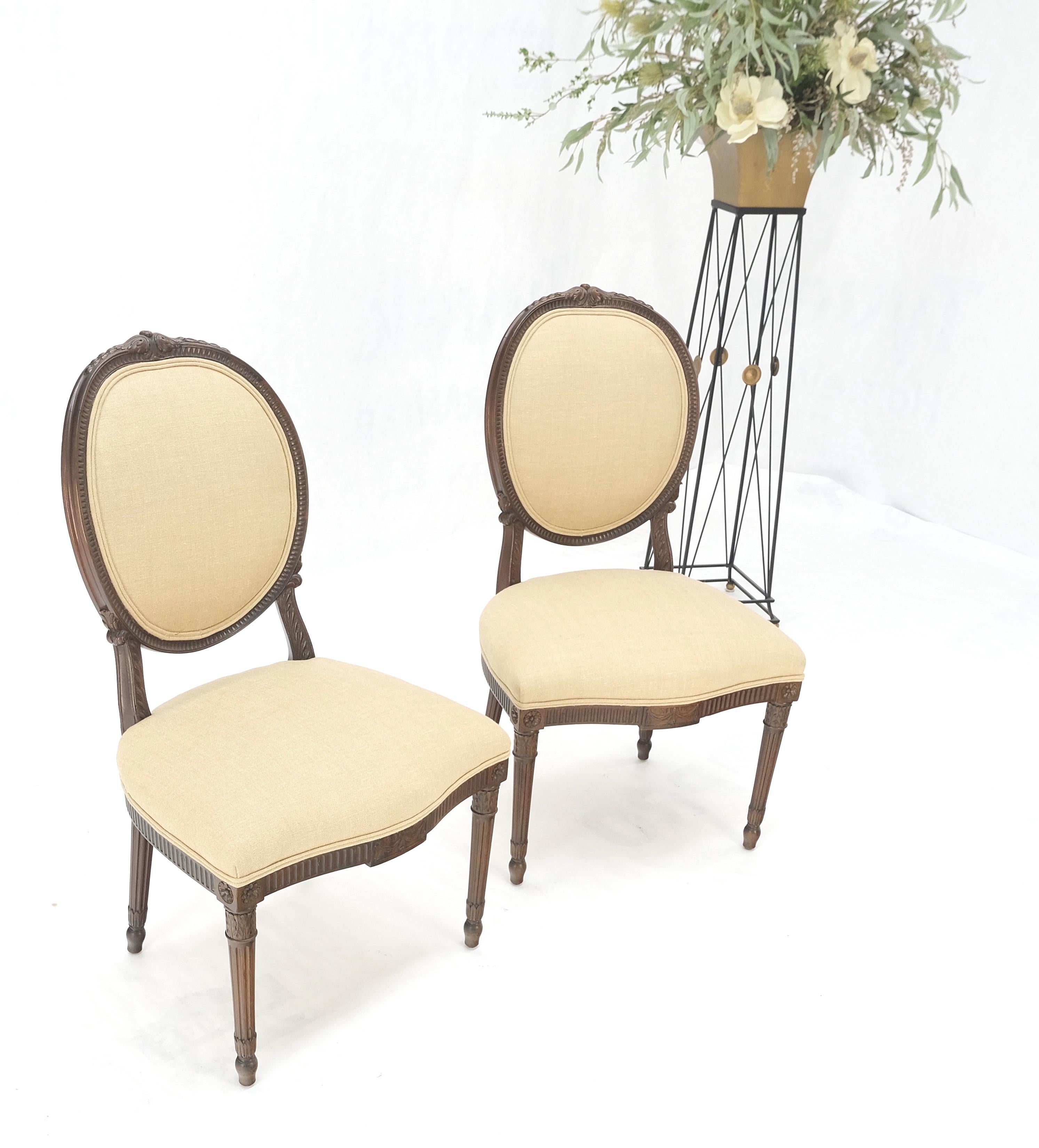 Tissu d'ameublement Paire de chaises d'appoint à dossier camée en noyer finement sculpté Louis XVi Chaises d'appoint à dossier camée New Upholster en vente
