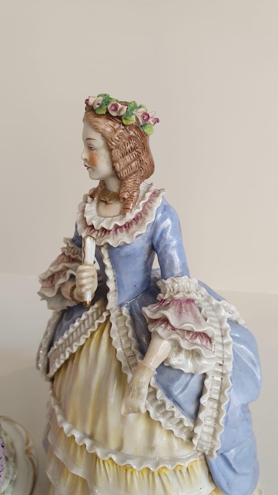 Pair of antique porcelain ladies made in Sitzendorf (Germany) from the 19th cent For Sale 3
