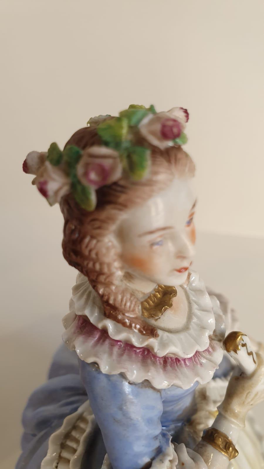 Pair of antique porcelain ladies made in Sitzendorf (Germany) from the 19th cent For Sale 4