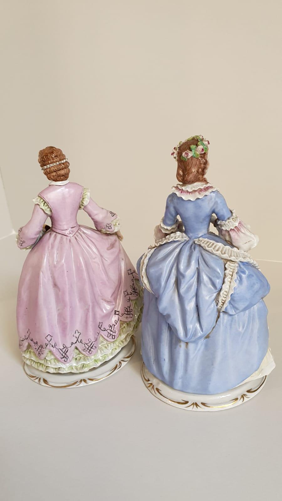 Pair of antique porcelain ladies made in Sitzendorf (Germany) from the 19th cent In Good Condition For Sale In Monza, IT
