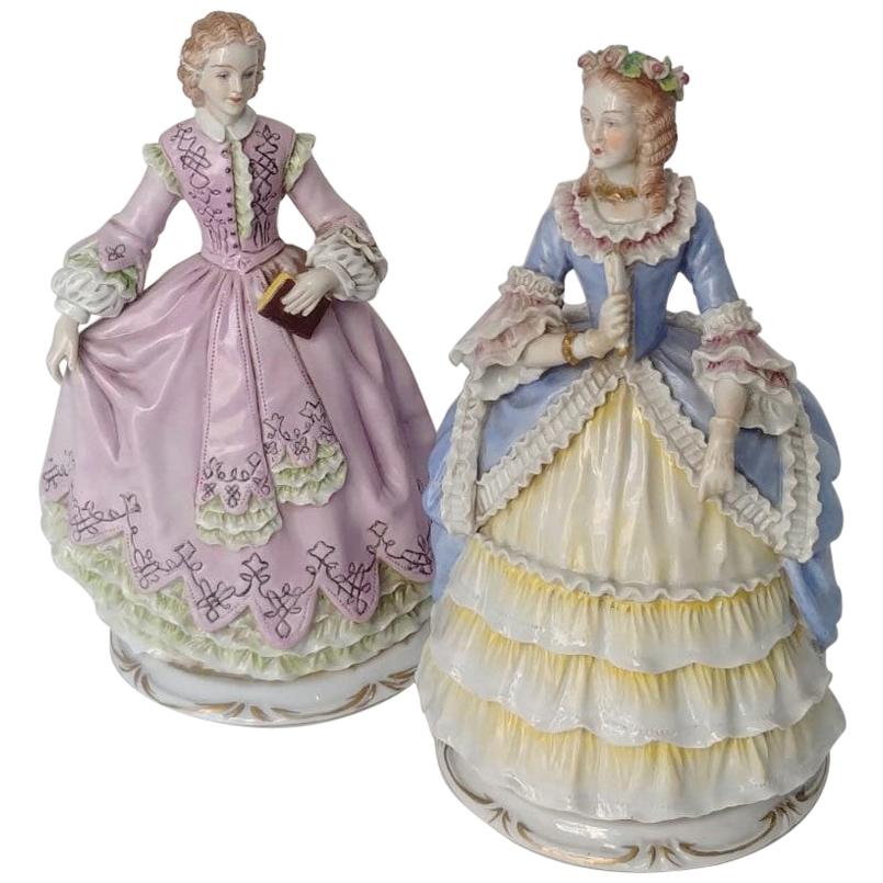 Pair of antique porcelain ladies made in Sitzendorf (Germany) from the 19th cent For Sale