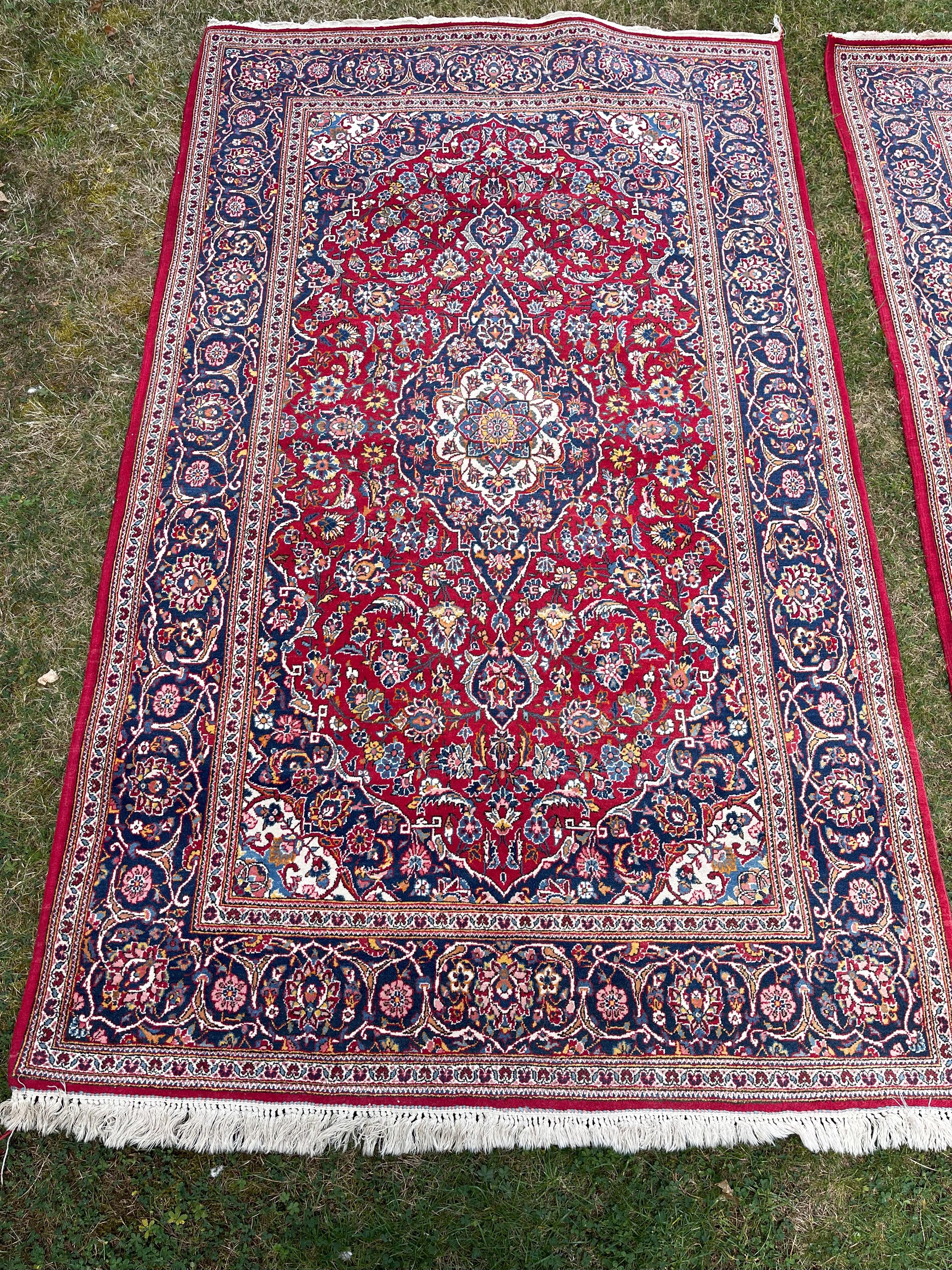 Pair of finely knotted wool Persian Kashan rugs In Good Condition For Sale In Maidstone, GB