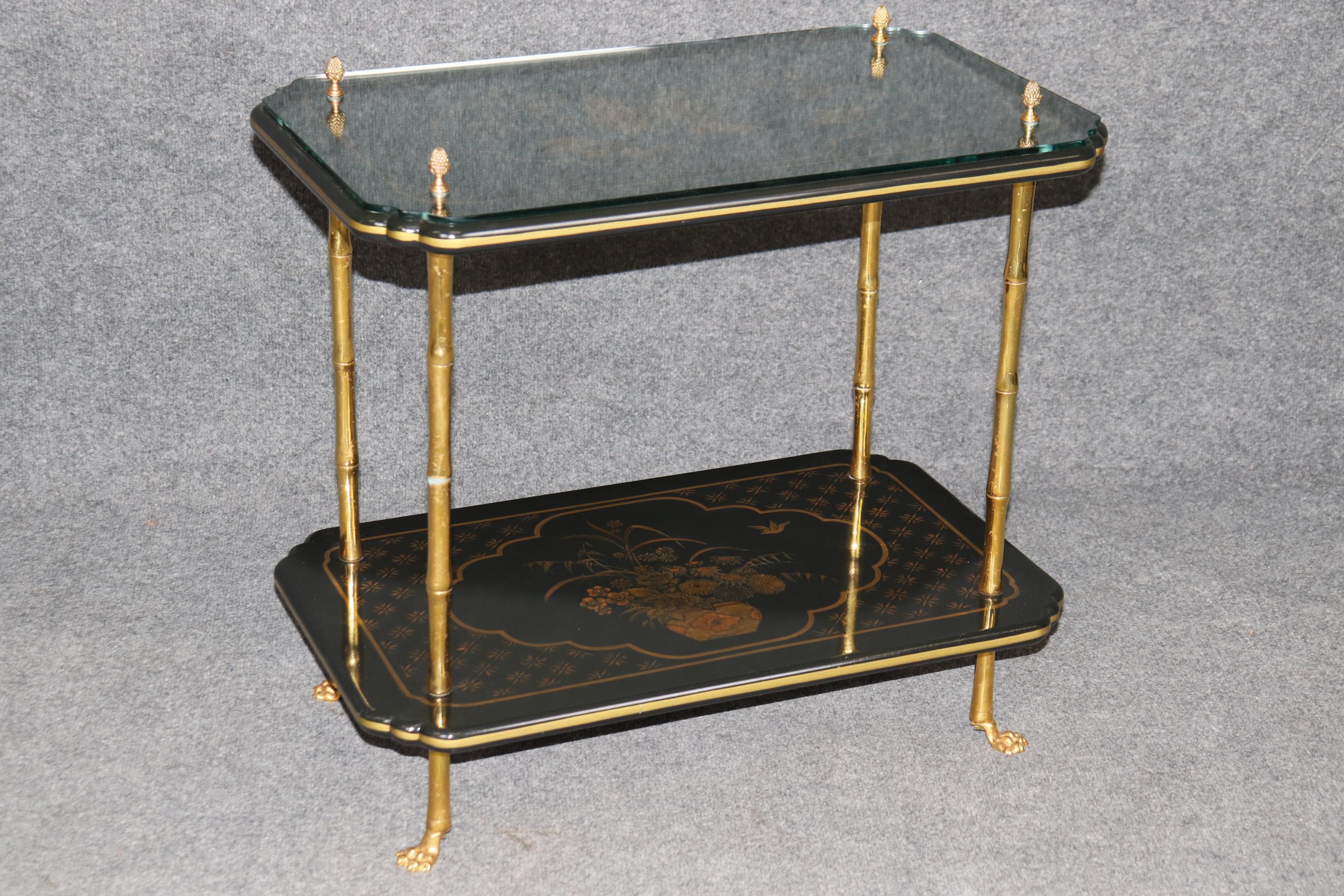 Il s'agit de la plus belle paire de tables d'appoint de la Maison Bagues (attribuée) que nous ayons eue depuis des années. Les plateaux en verre ont l'air de bijoux sur ces magnifiques tables et mettent vraiment en valeur les plateaux peints en