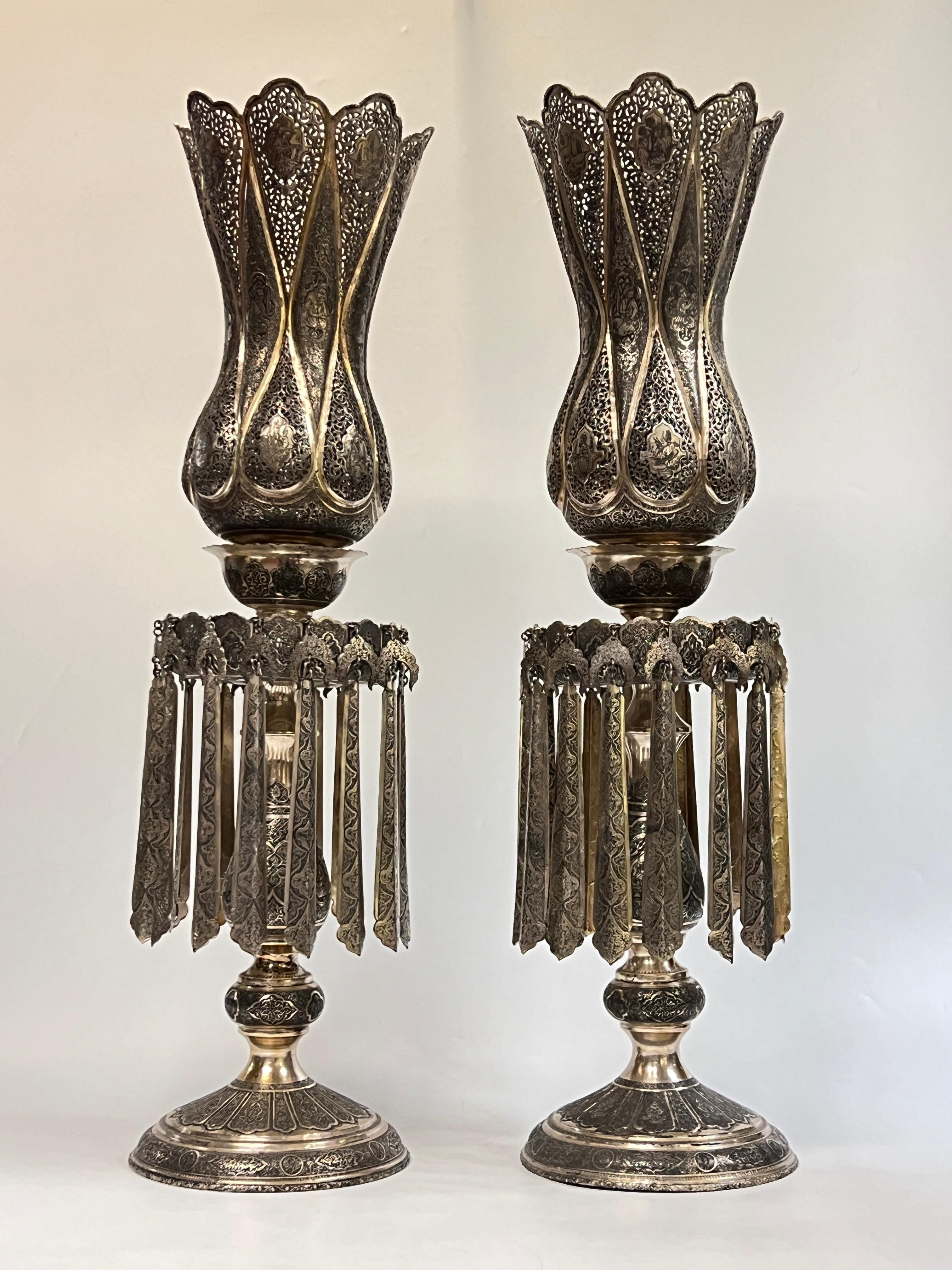 Monumentale coppia di candelabri d'epoca in argento persiano (.840 puro), che si dice siano stati commissionati dalla famiglia reale a metà del XX secolo e che misurano 31 pollici di altezza.  Presenta eccezionali disegni incisi, cesellati e