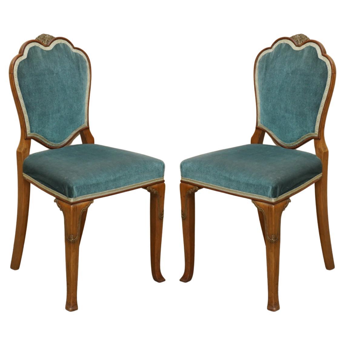 Paire de chaises de chevet de qualité supérieure Waring & Gillows faisant partie d'une grande suite