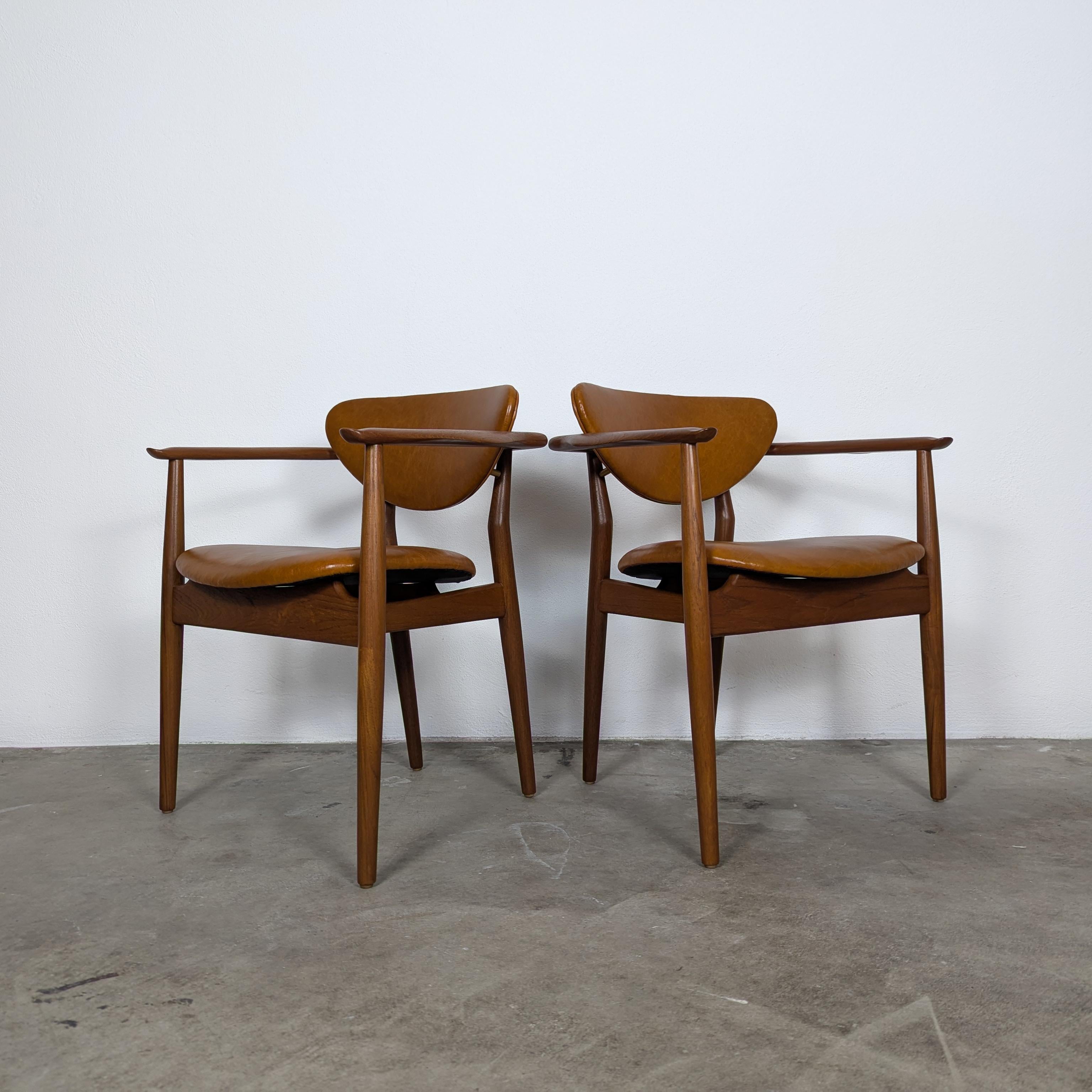Coppia di  Poltrone '109' di Finn Juhls in teak, pelle color cognac e ottone, 1946 in vendita 2