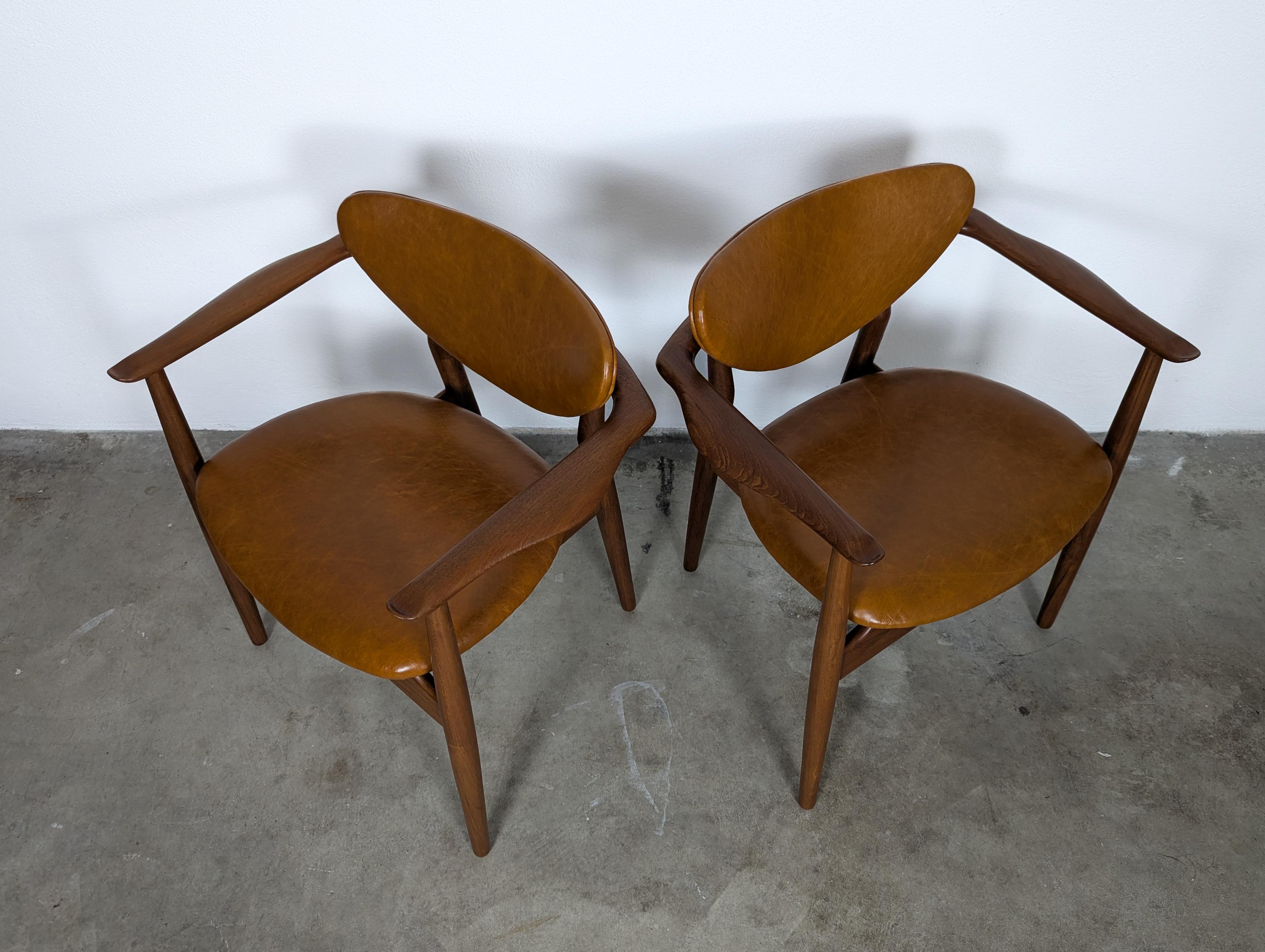 Coppia di  Poltrone '109' di Finn Juhls in teak, pelle color cognac e ottone, 1946 in vendita 3