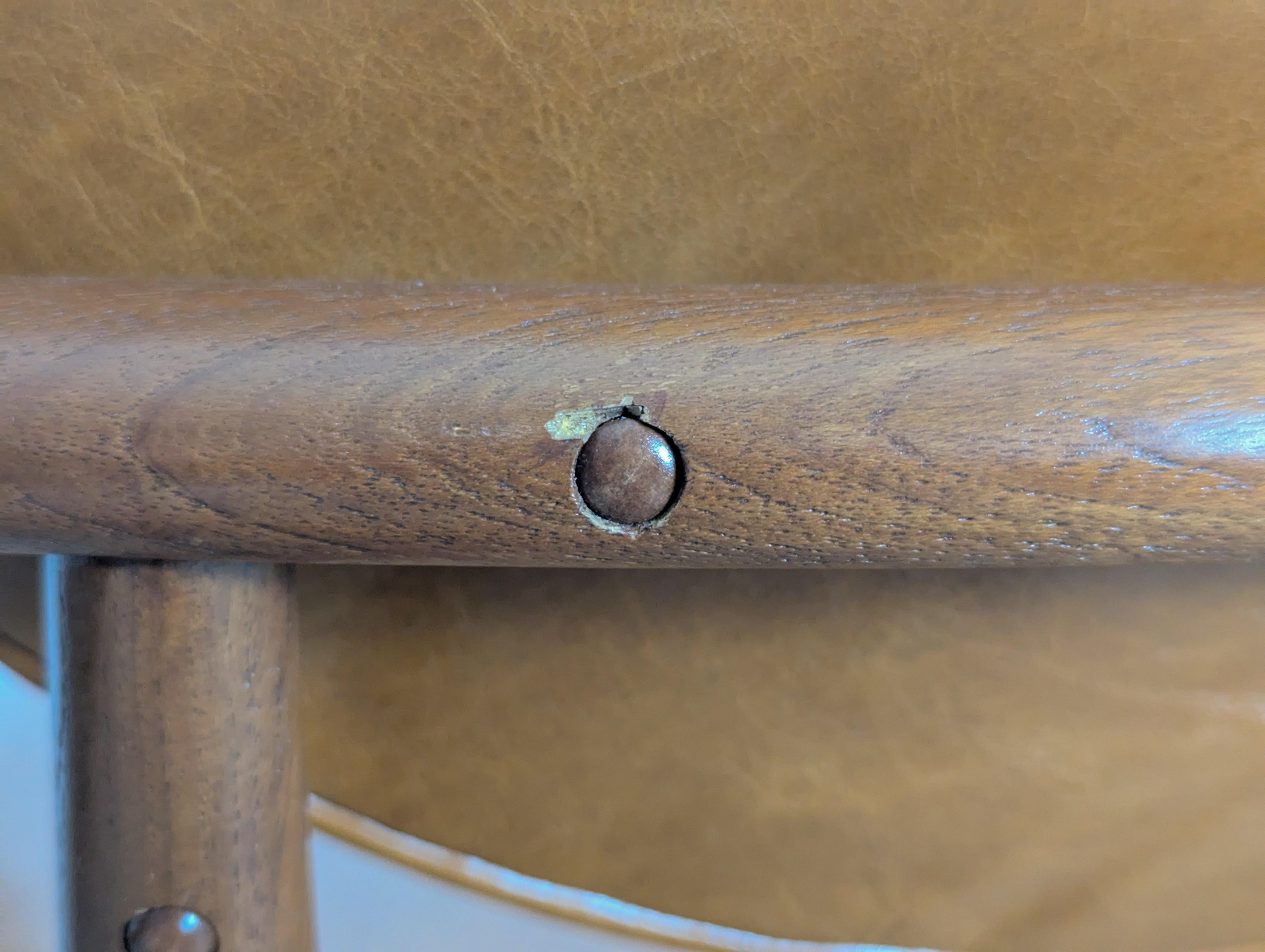 Coppia di  Poltrone '109' di Finn Juhls in teak, pelle color cognac e ottone, 1946 in vendita 4