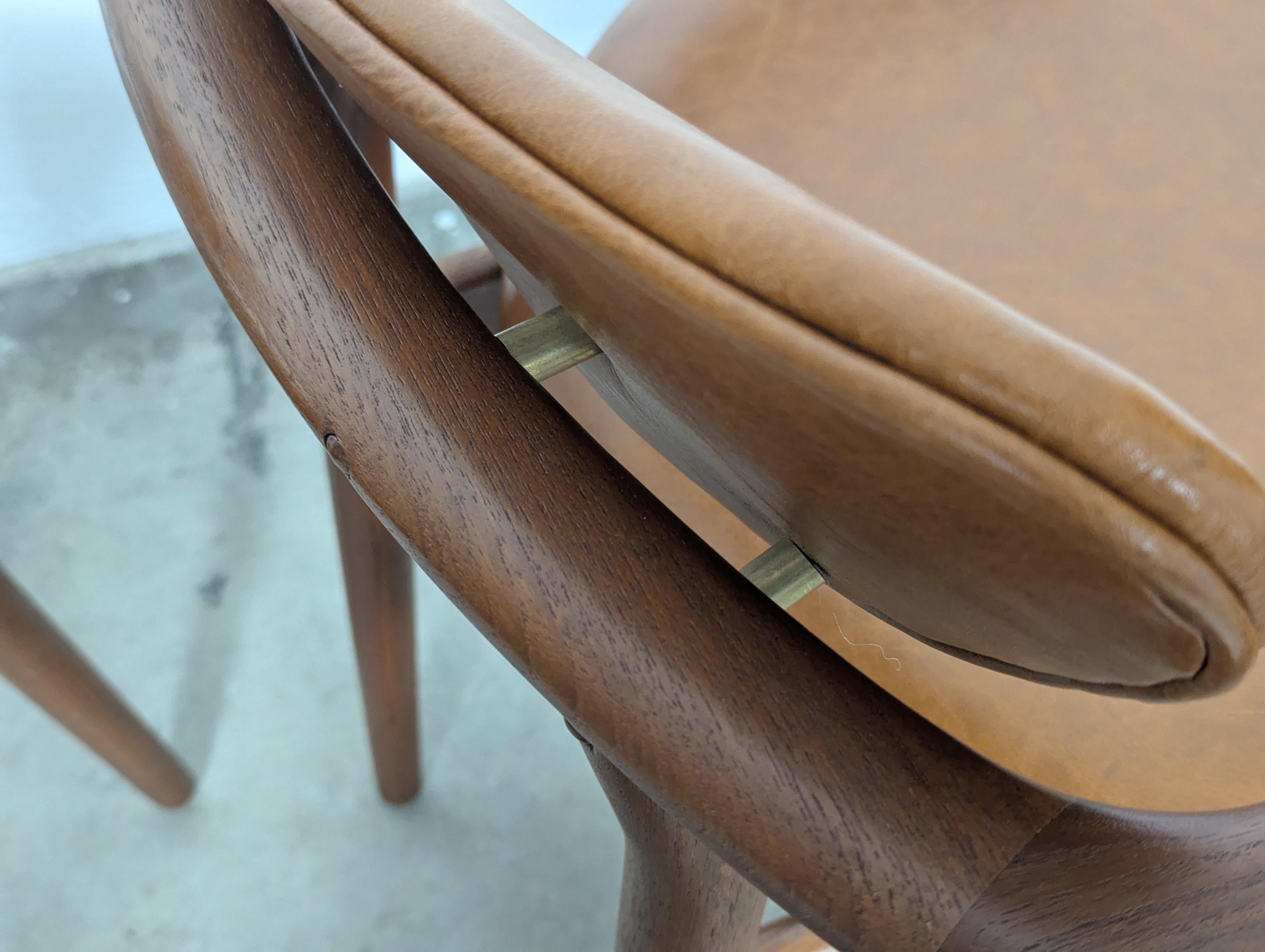 Coppia di  Poltrone '109' di Finn Juhls in teak, pelle color cognac e ottone, 1946 in vendita 5