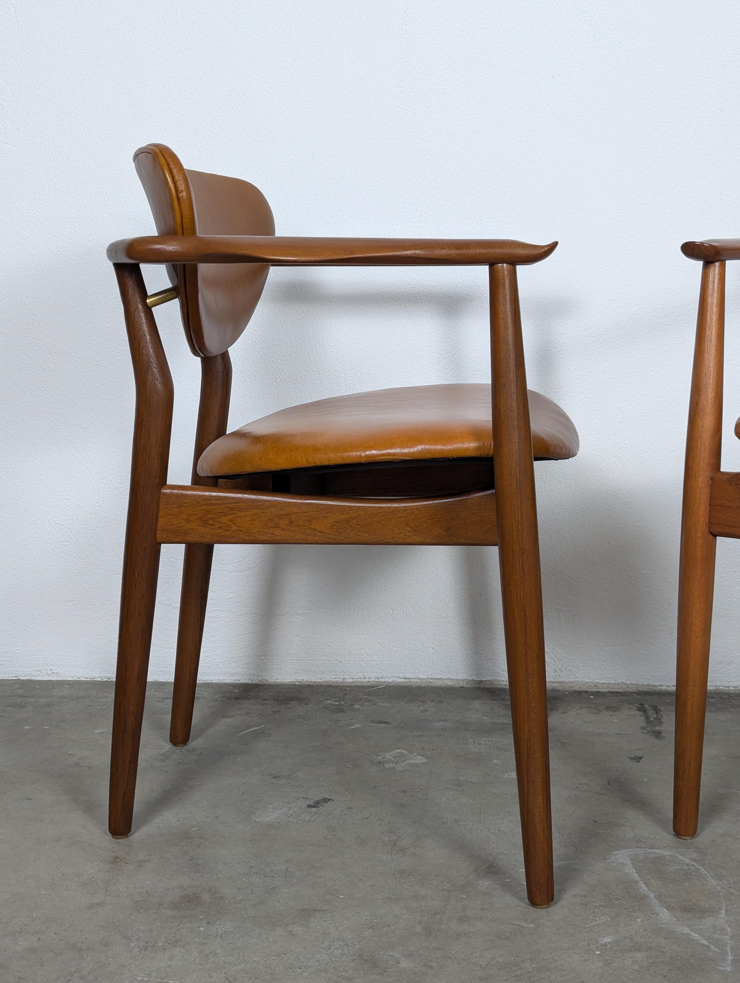 Coppia di  Poltrone '109' di Finn Juhls in teak, pelle color cognac e ottone, 1946 in vendita 7
