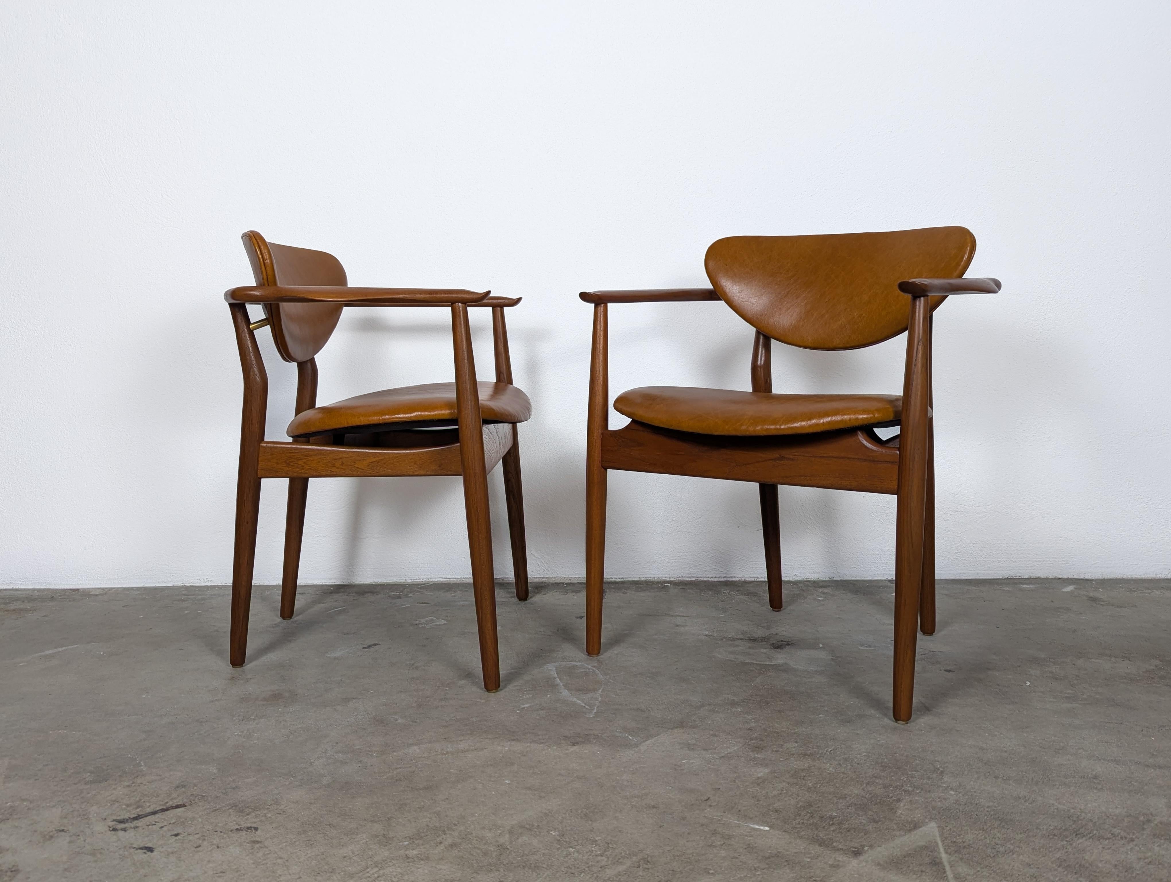 Coppia di  Poltrone '109' di Finn Juhls in teak, pelle color cognac e ottone, 1946 in vendita 8