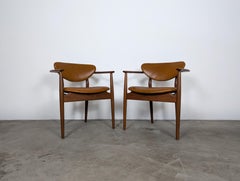 Paire de  Fauteuils Finn Juhl 109 en teck, cuir cognac et laiton, 1946