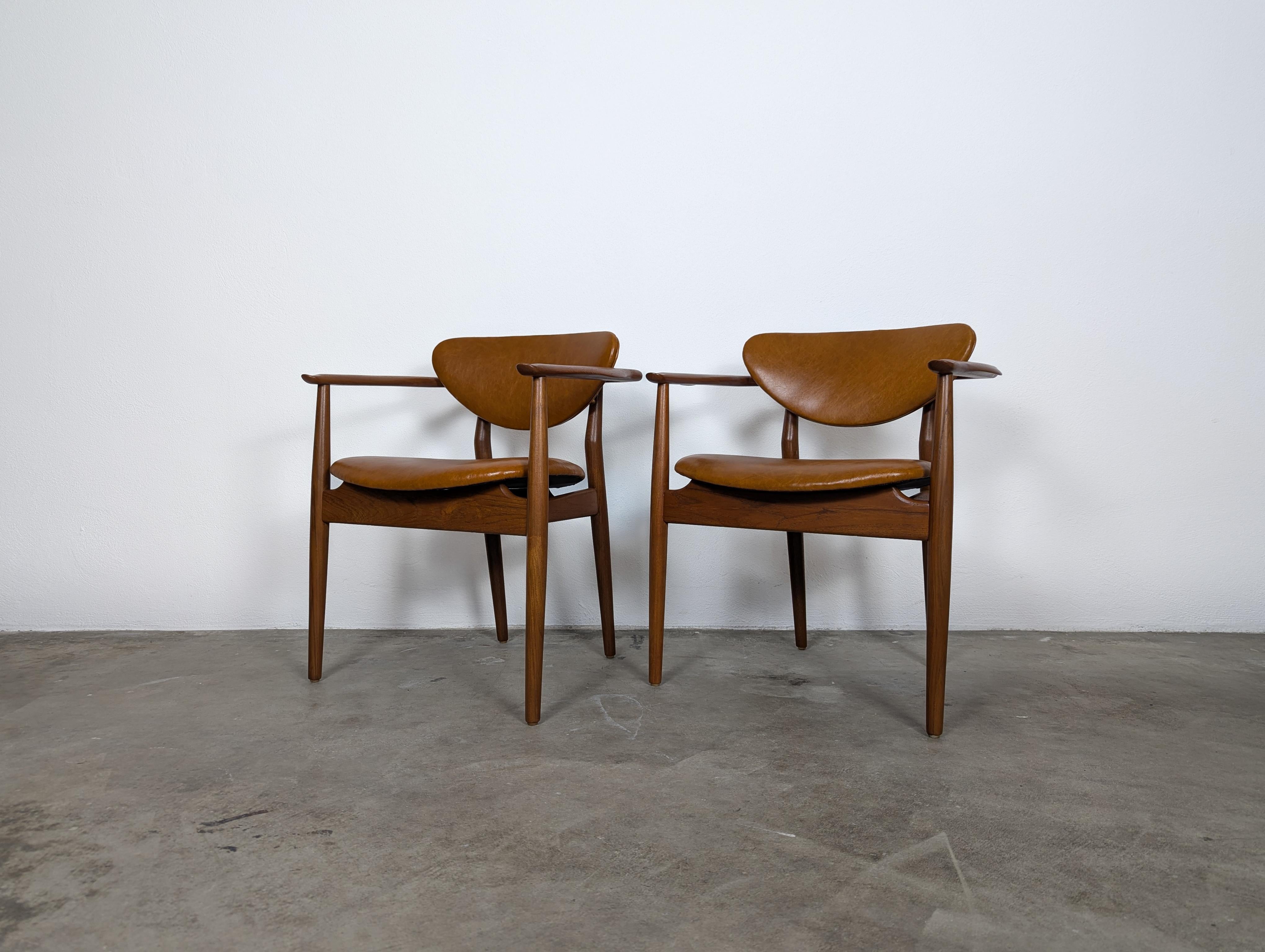 Mid-Century moderno Coppia di  Poltrone '109' di Finn Juhls in teak, pelle color cognac e ottone, 1946 in vendita