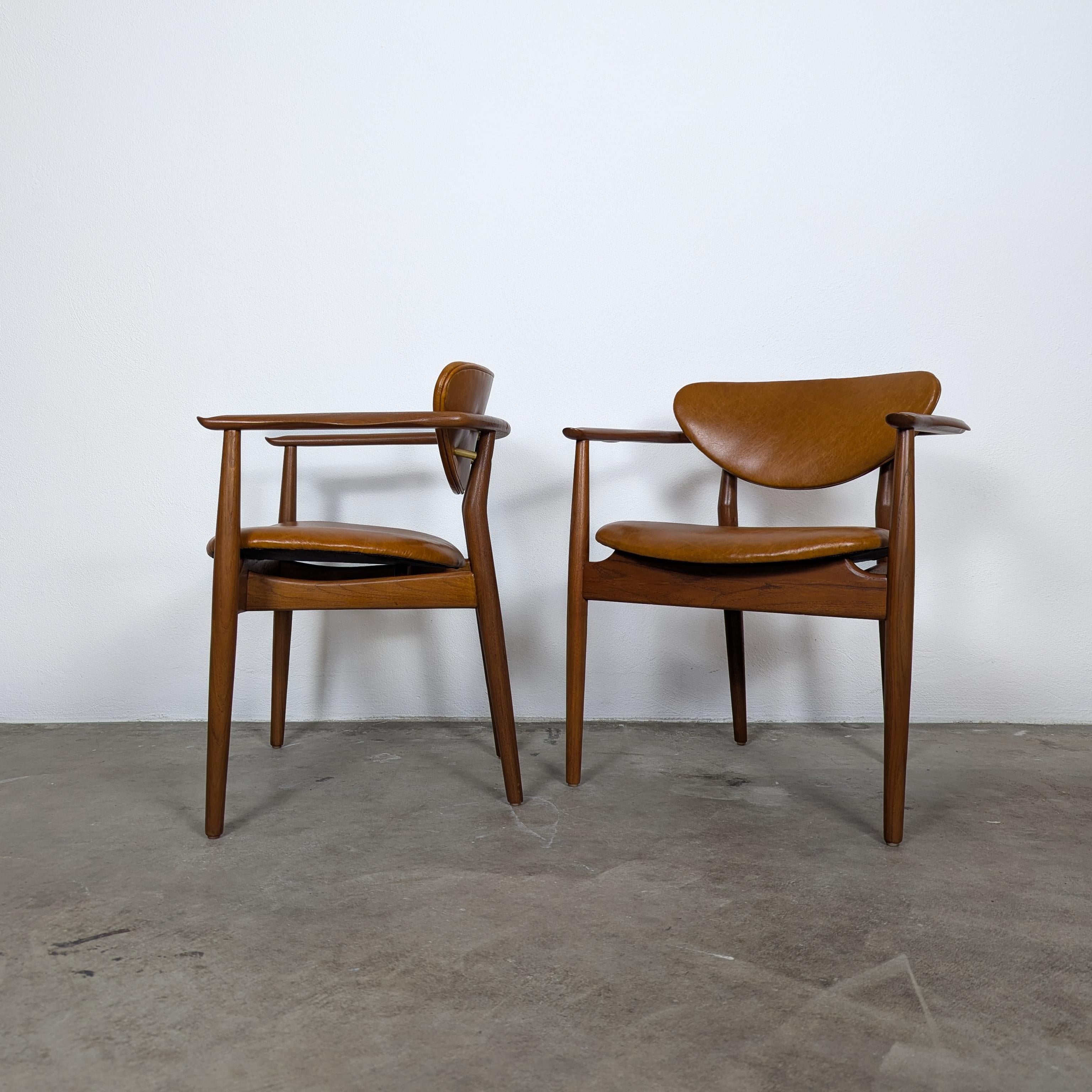 Danese Coppia di  Poltrone '109' di Finn Juhls in teak, pelle color cognac e ottone, 1946 in vendita