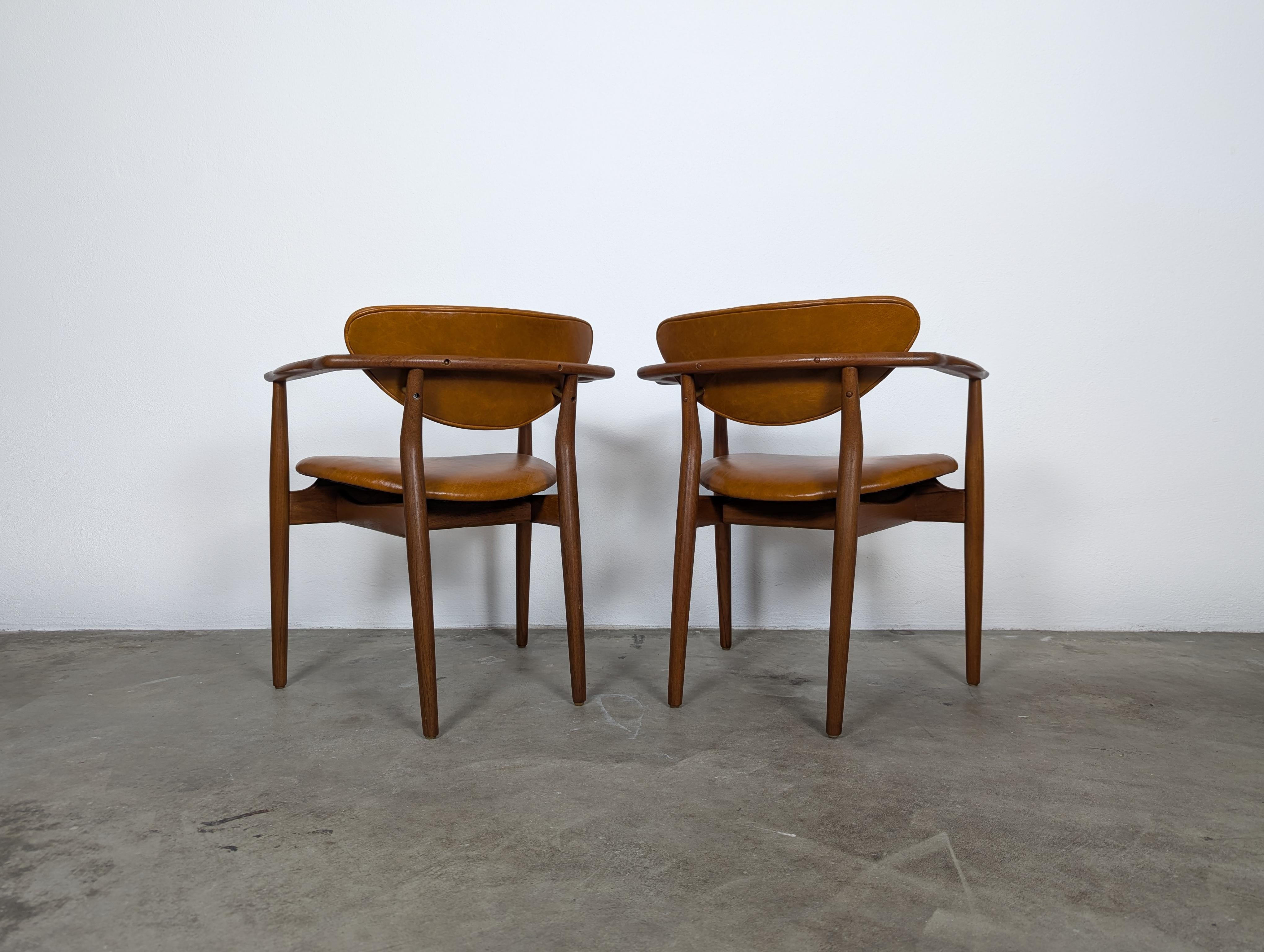 Oggetti in metallo Coppia di  Poltrone '109' di Finn Juhls in teak, pelle color cognac e ottone, 1946 in vendita