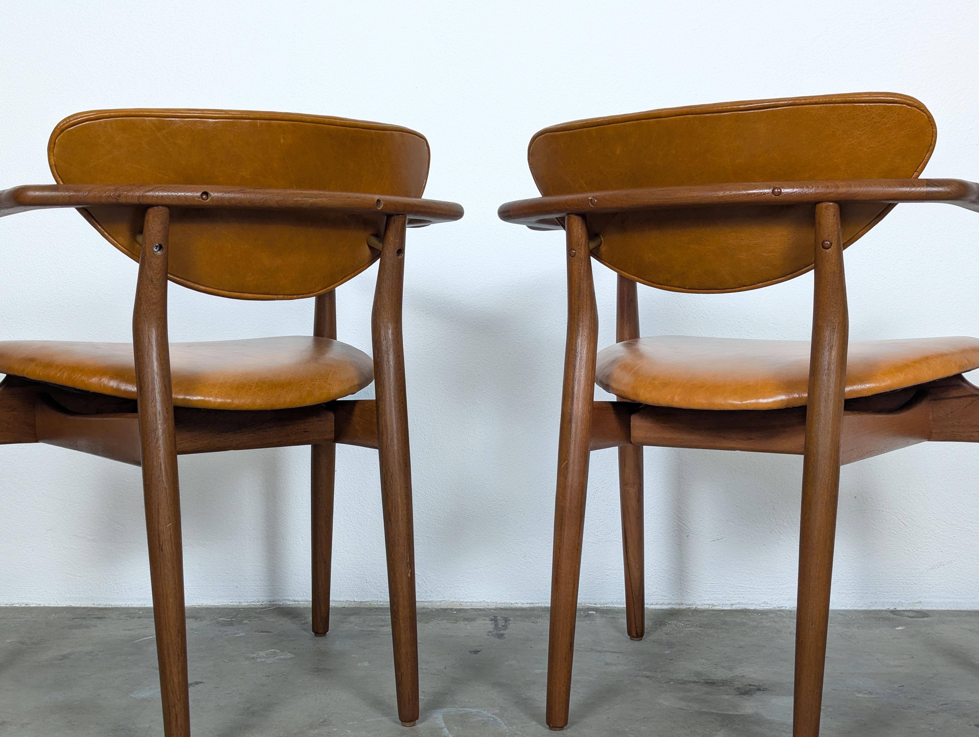 Coppia di  Poltrone '109' di Finn Juhls in teak, pelle color cognac e ottone, 1946 In condizioni ottime in vendita a Chino Hills, CA