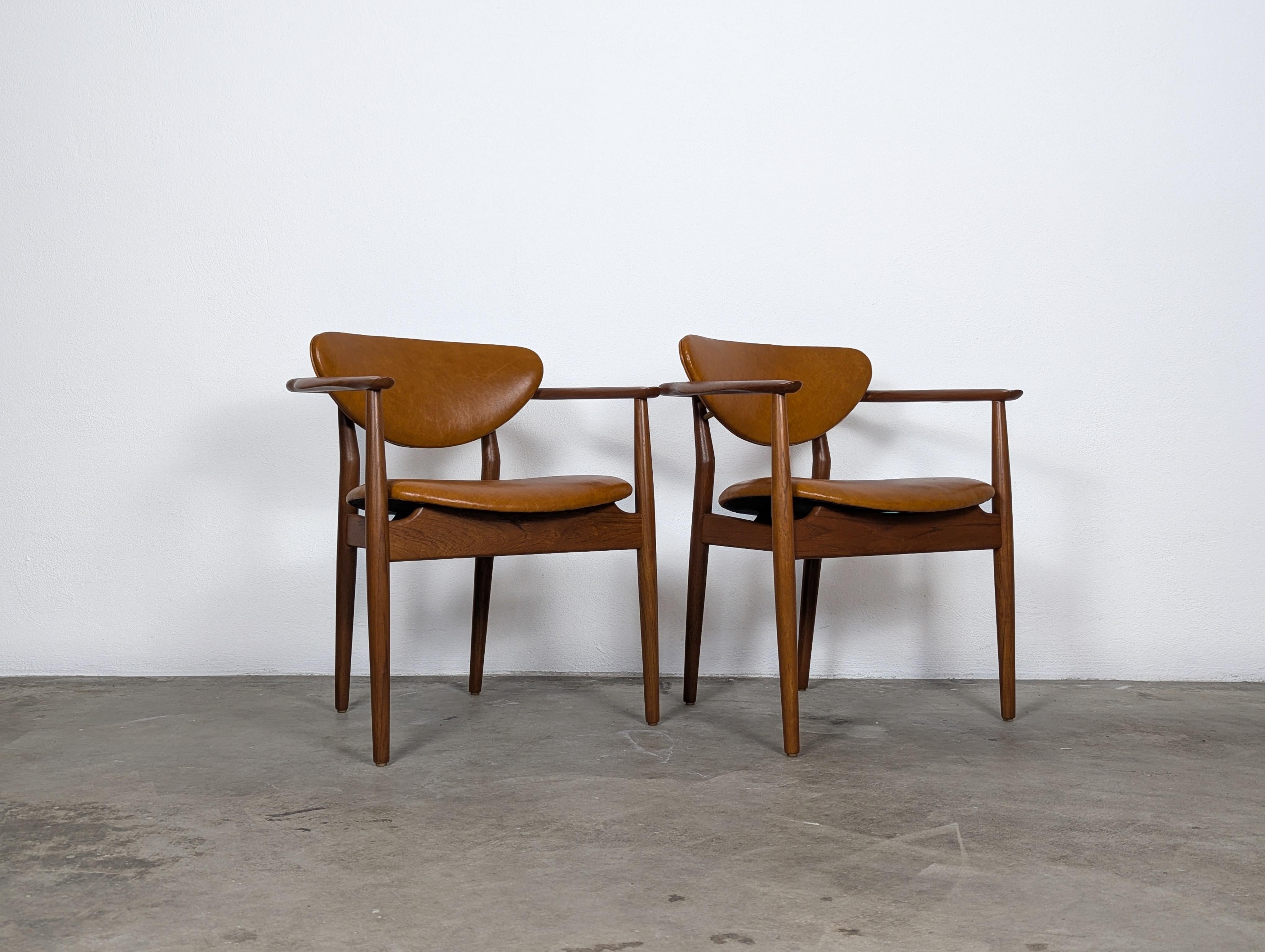 Metà XX secolo Coppia di  Poltrone '109' di Finn Juhls in teak, pelle color cognac e ottone, 1946 in vendita