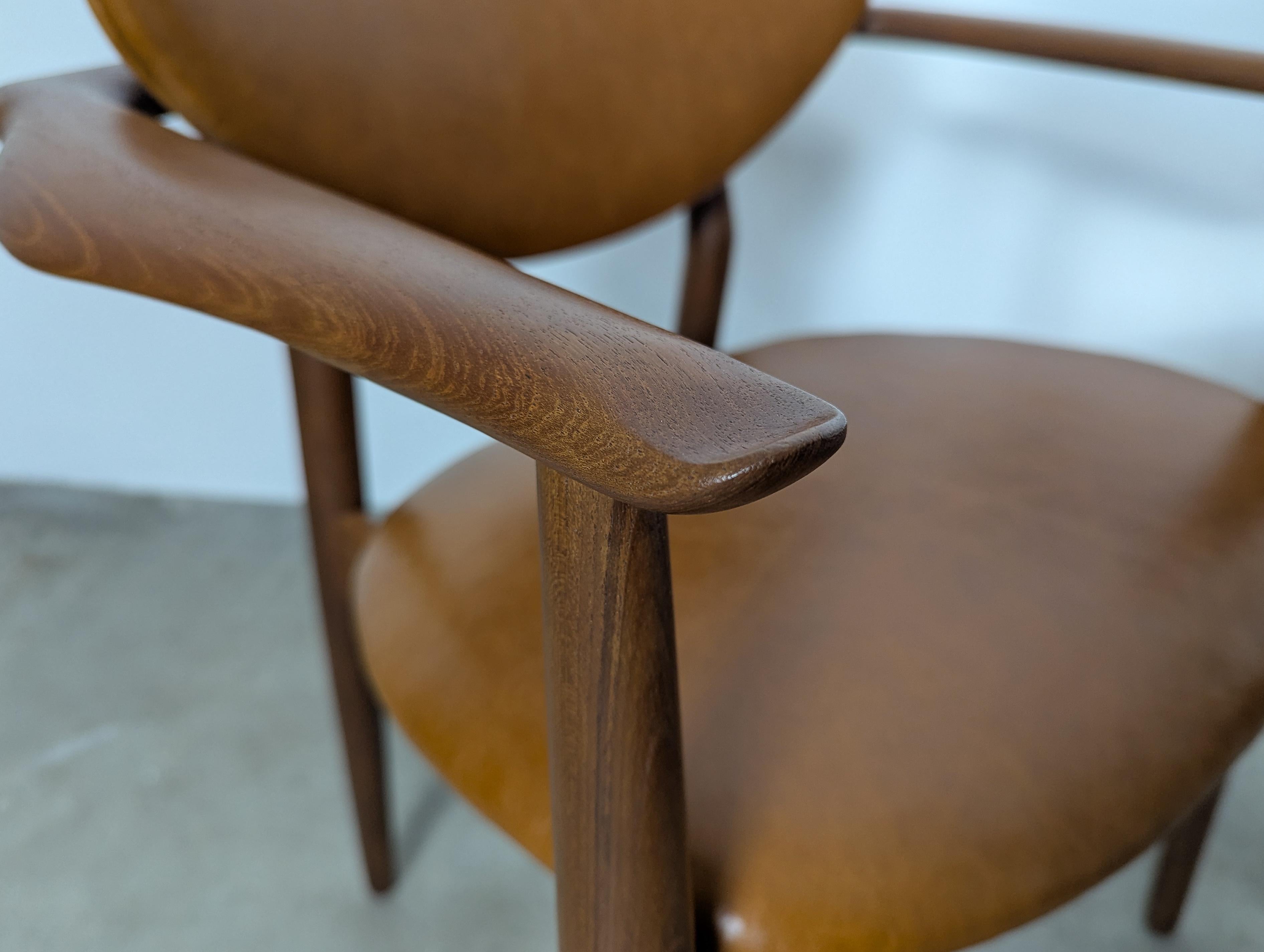 Ottone Coppia di  Poltrone '109' di Finn Juhls in teak, pelle color cognac e ottone, 1946 in vendita