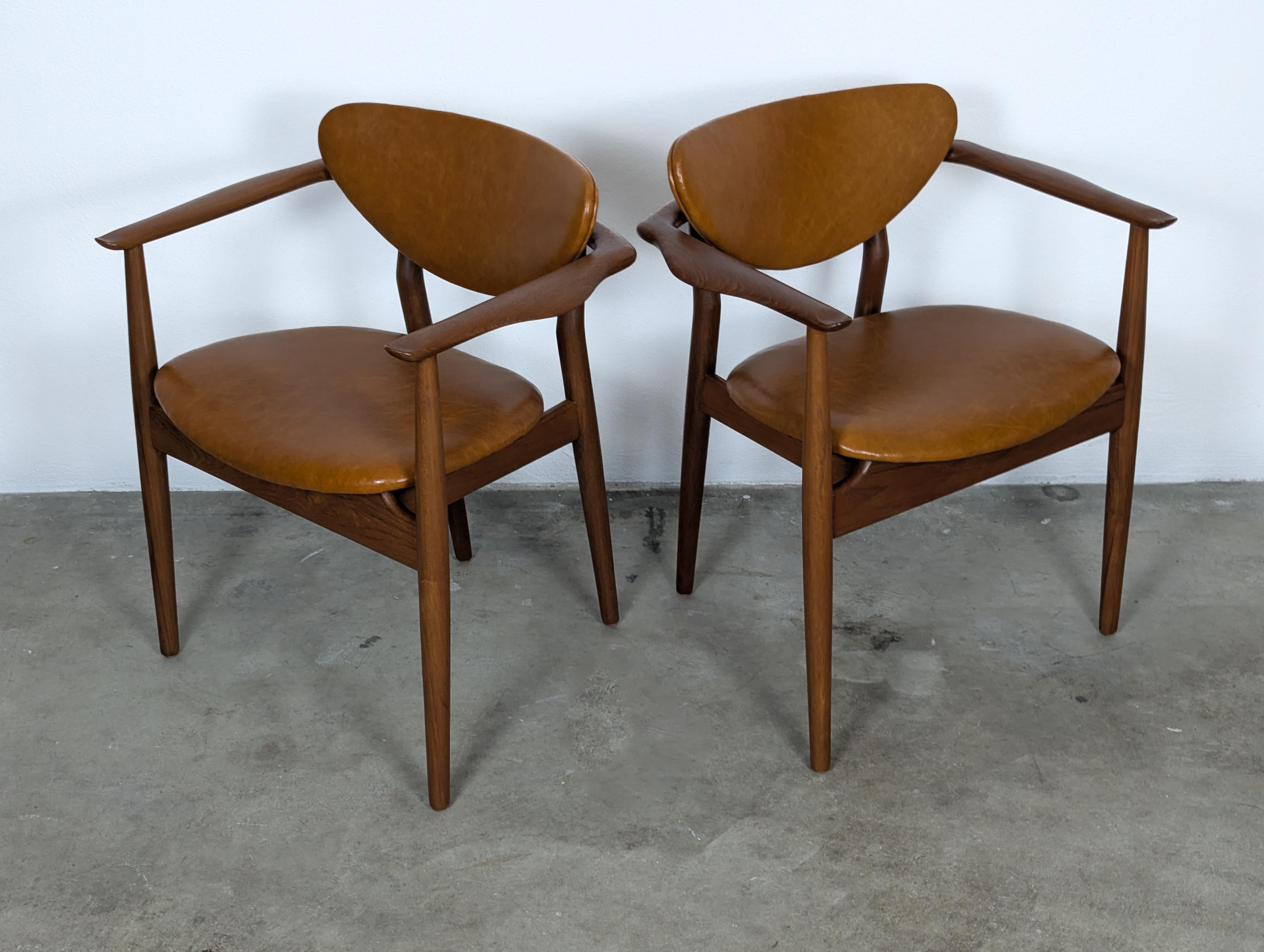 Coppia di  Poltrone '109' di Finn Juhls in teak, pelle color cognac e ottone, 1946 in vendita 1