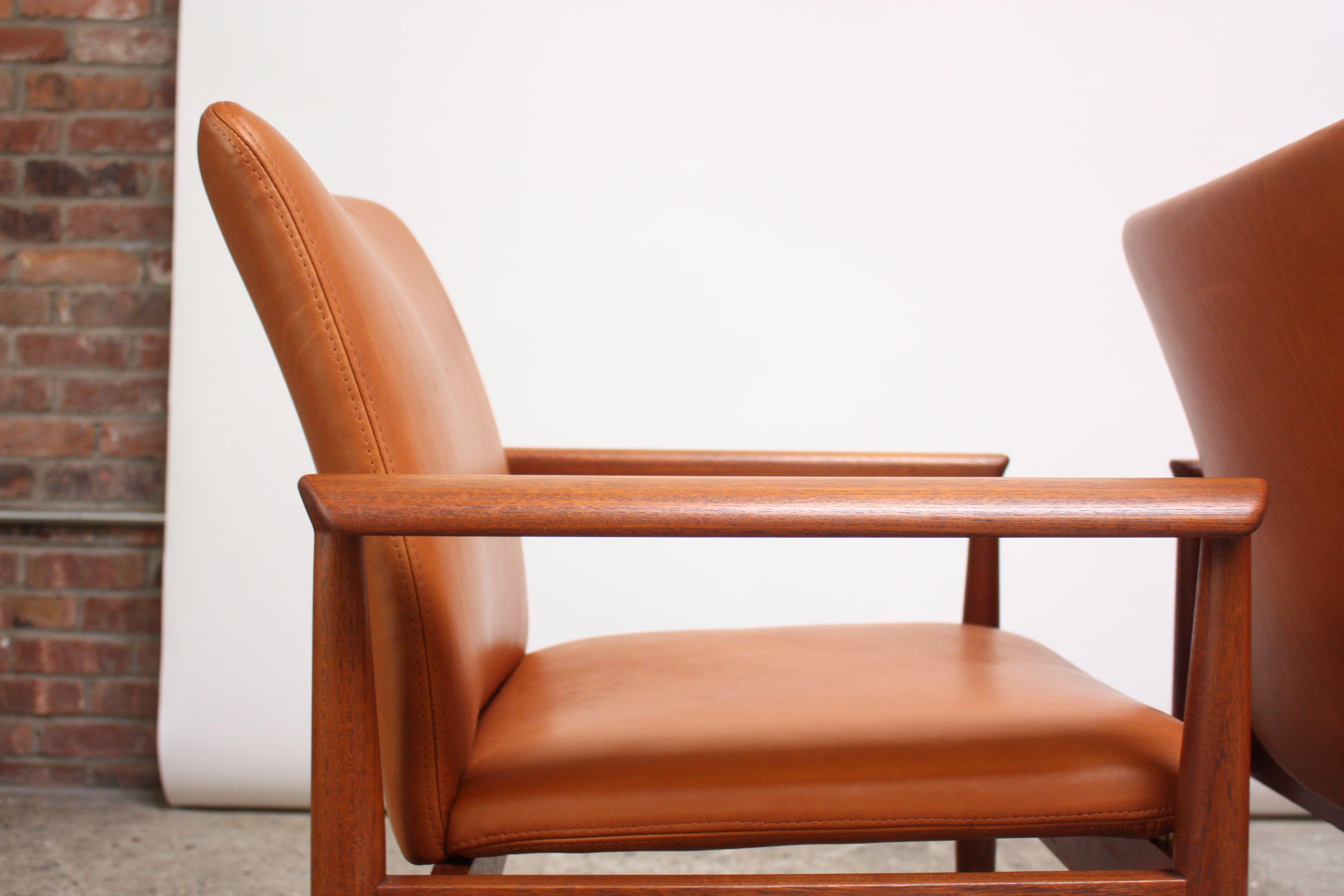 Pair of Finn Juhl Diplomat Armchairs for France & Son in Leather and Teak 4