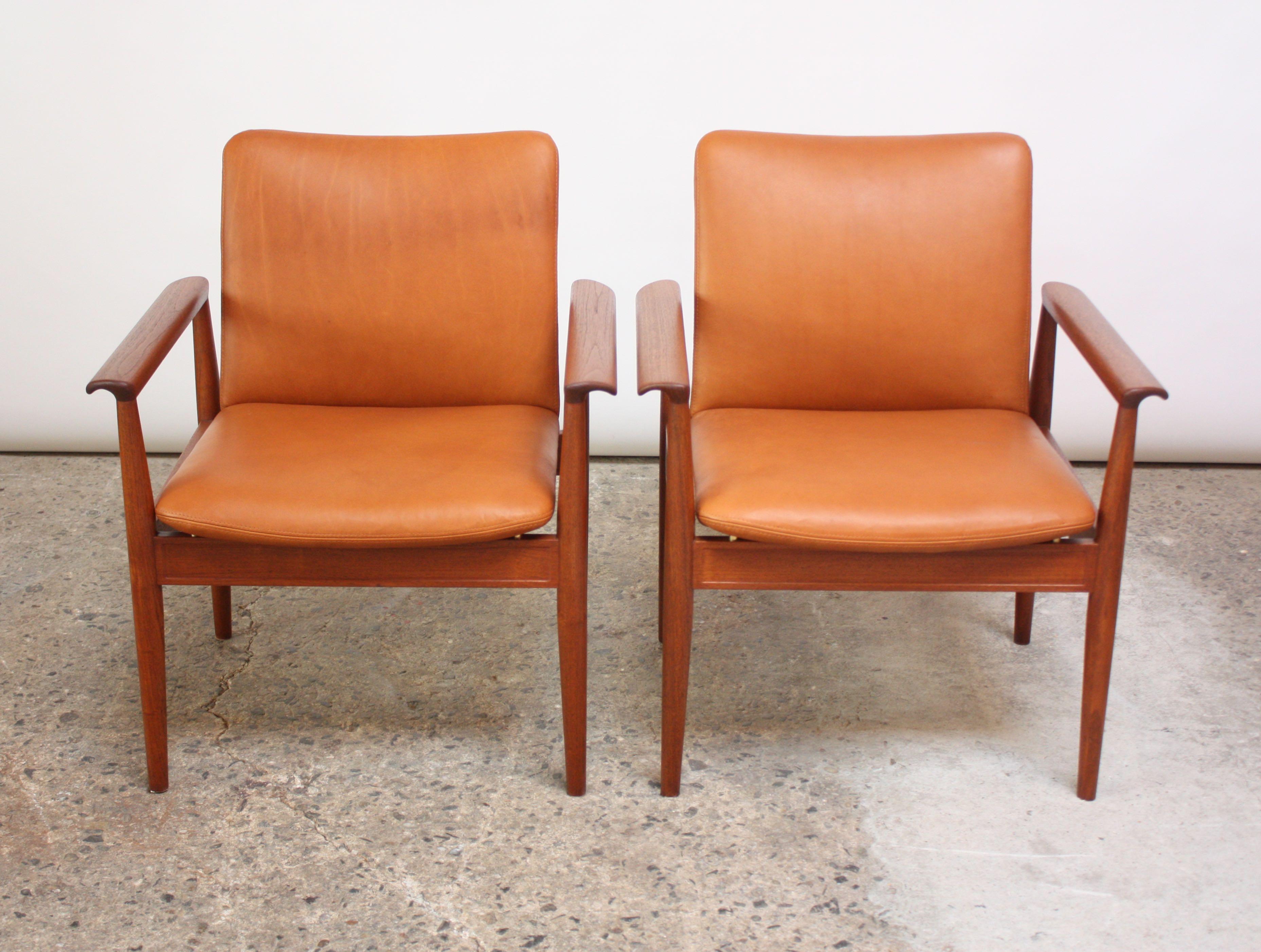 Mid-Century Modern Pair of Finn Juhl Diplomat Armchairs for France & Son in Leather and Teak