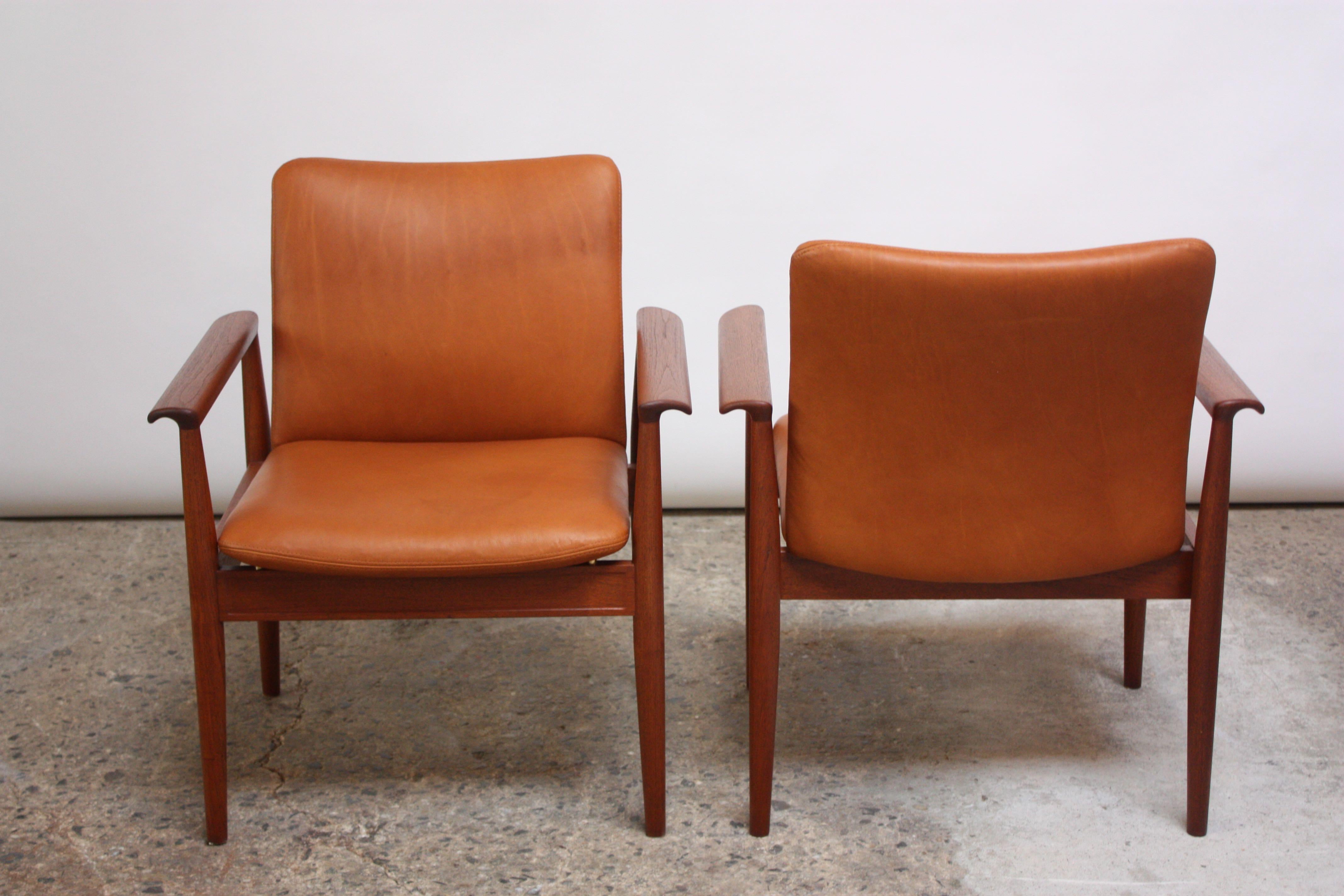 Pair of Finn Juhl Diplomat Armchairs for France & Son in Leather and Teak In Good Condition In Brooklyn, NY