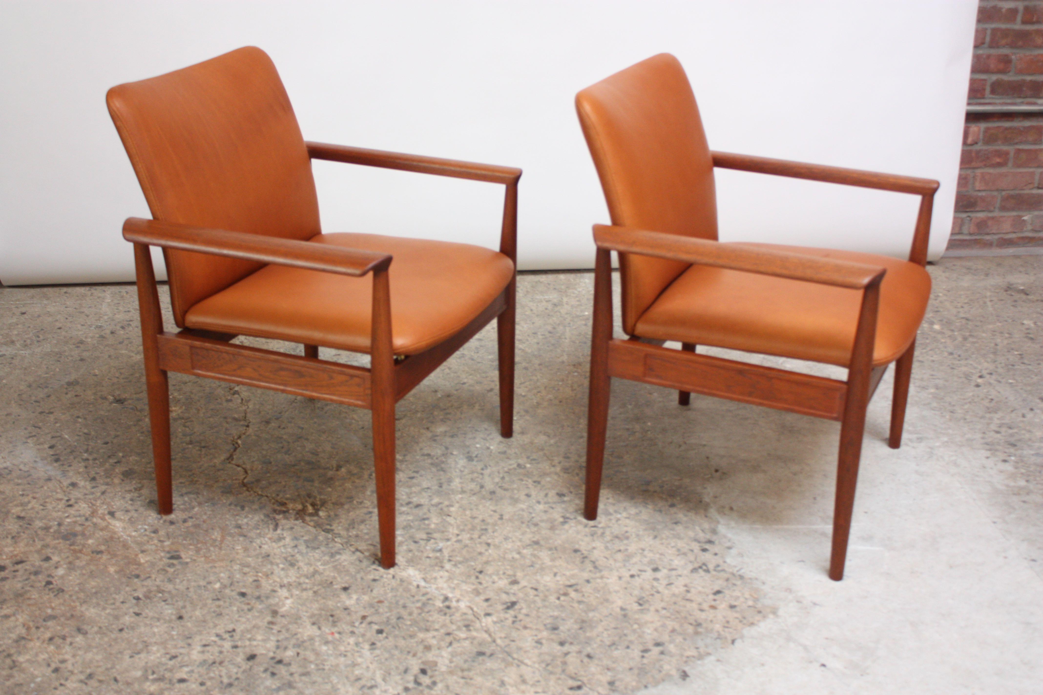 Pair of Finn Juhl Diplomat Armchairs for France & Son in Leather and Teak 3