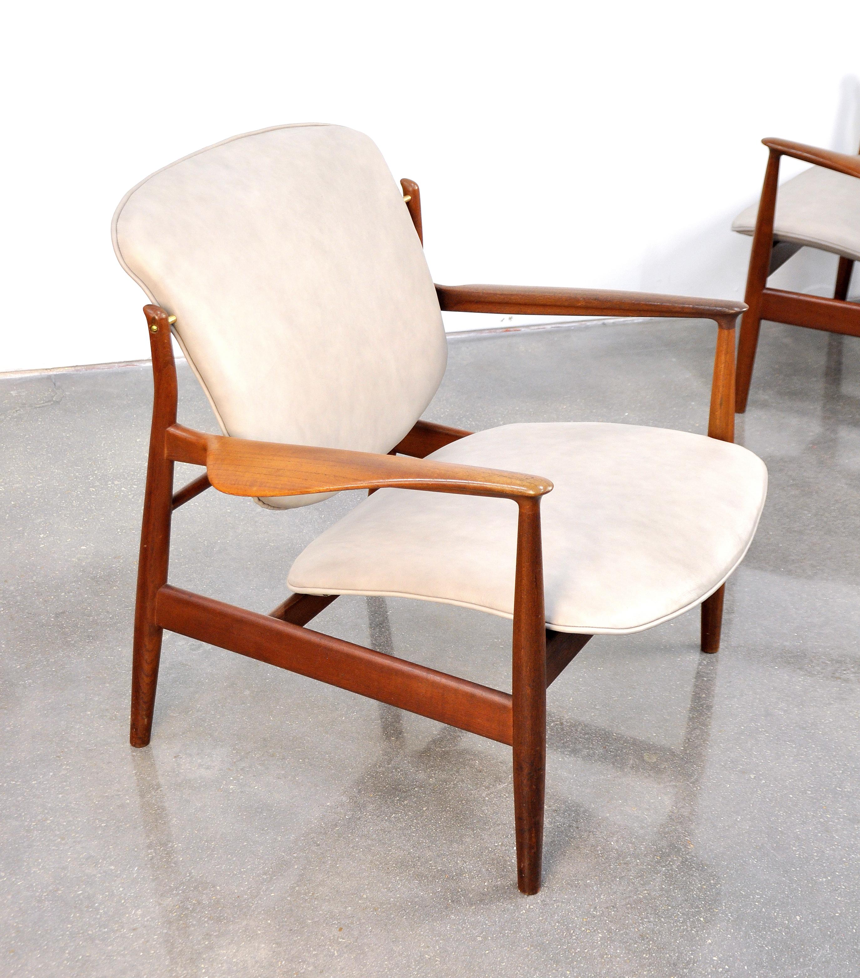 Pair of Finn Juhl FD 136 Teak and Grey Leather Lounge Chairs 2
