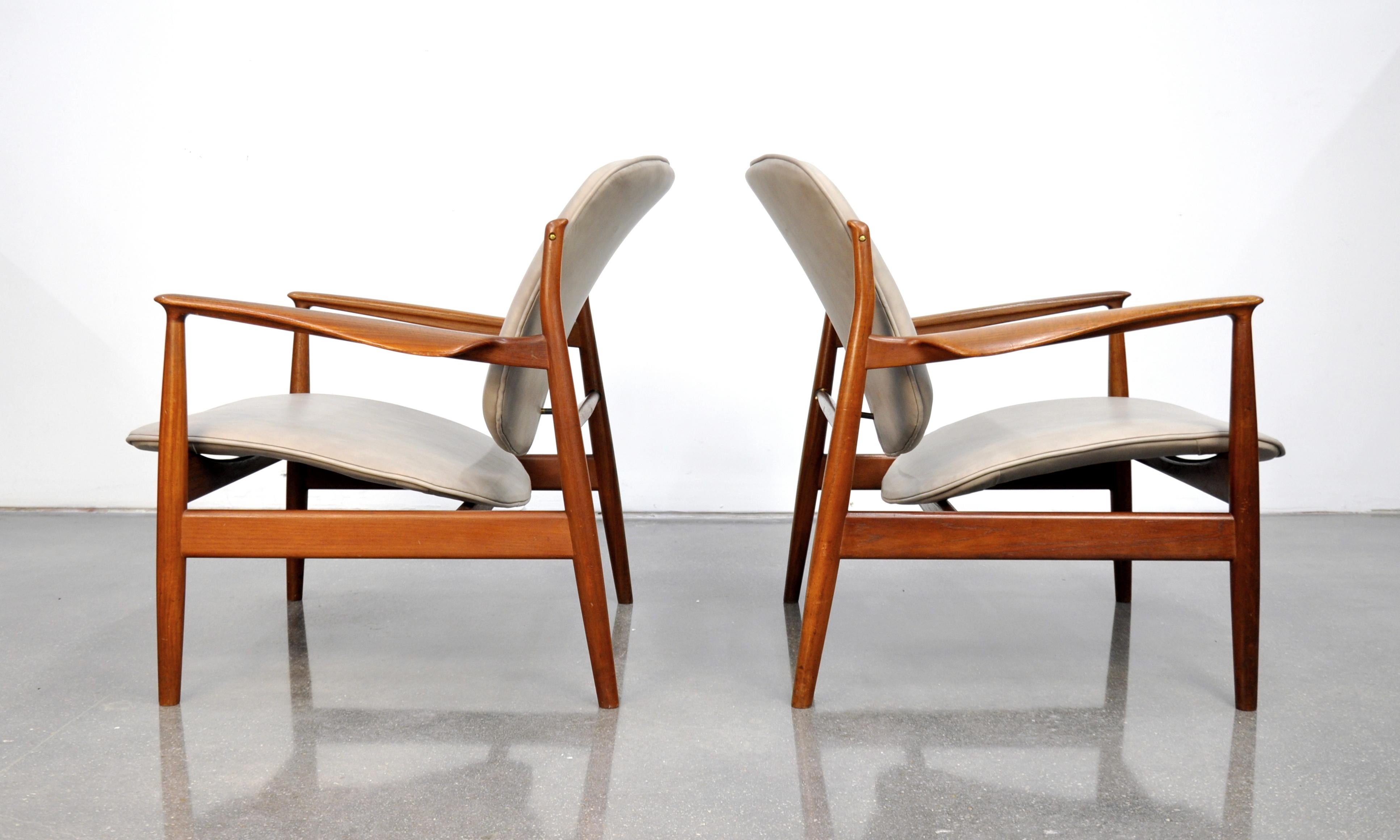 Mid-Century Modern Pair of Finn Juhl FD 136 Teak and Grey Leather Lounge Chairs