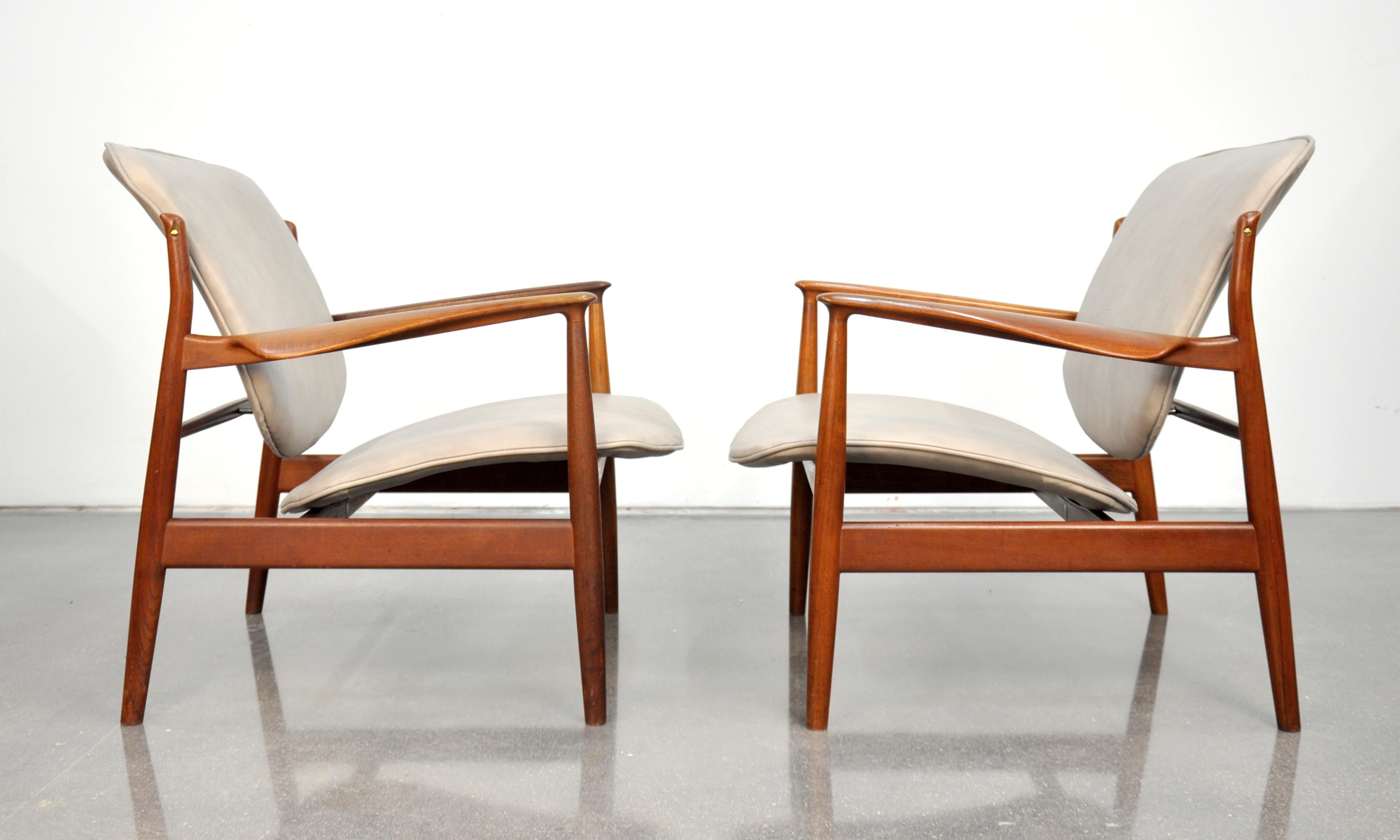 Danish Pair of Finn Juhl FD 136 Teak and Grey Leather Lounge Chairs