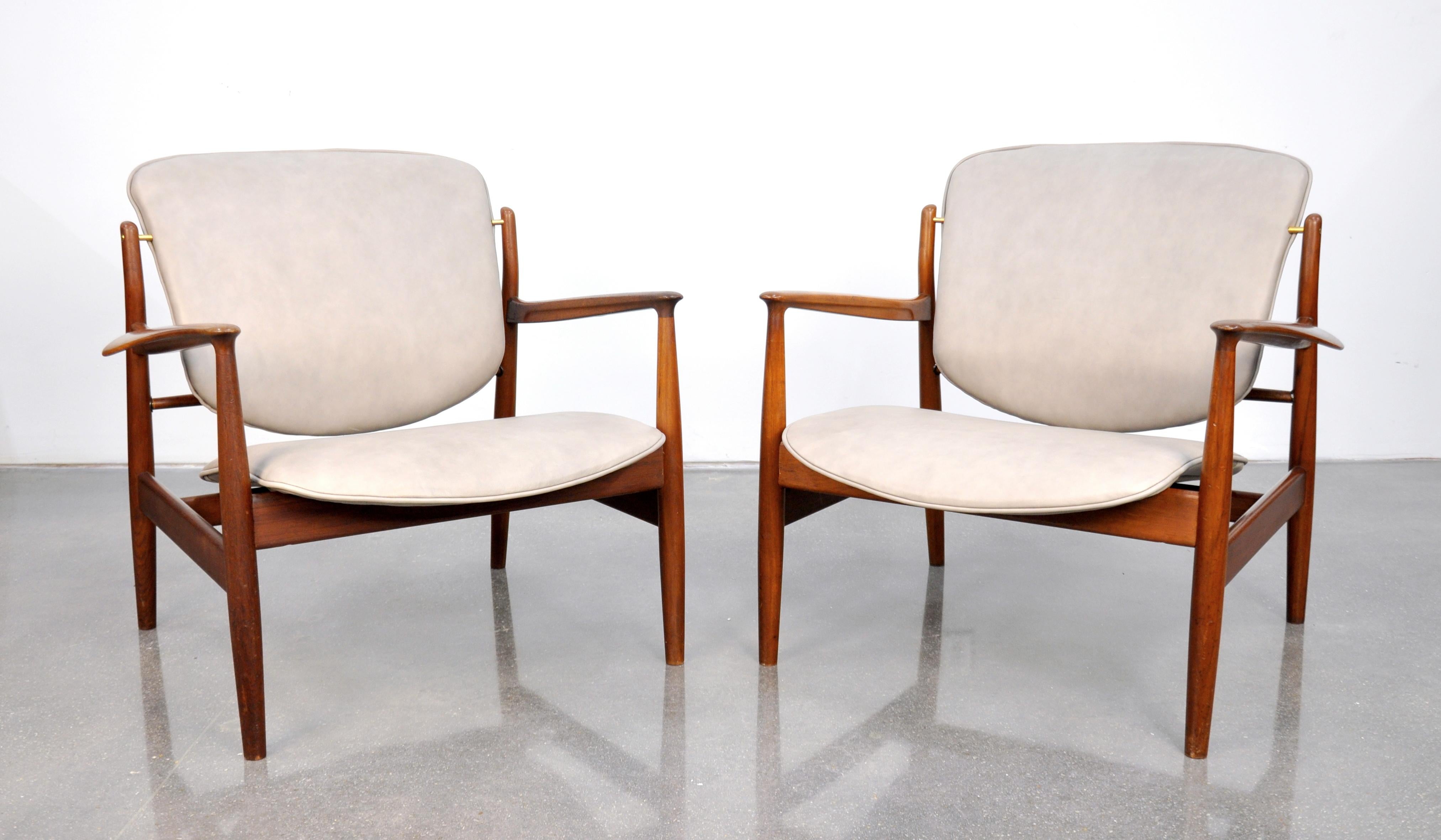 Pair of Finn Juhl FD 136 Teak and Grey Leather Lounge Chairs In Good Condition In Miami, FL