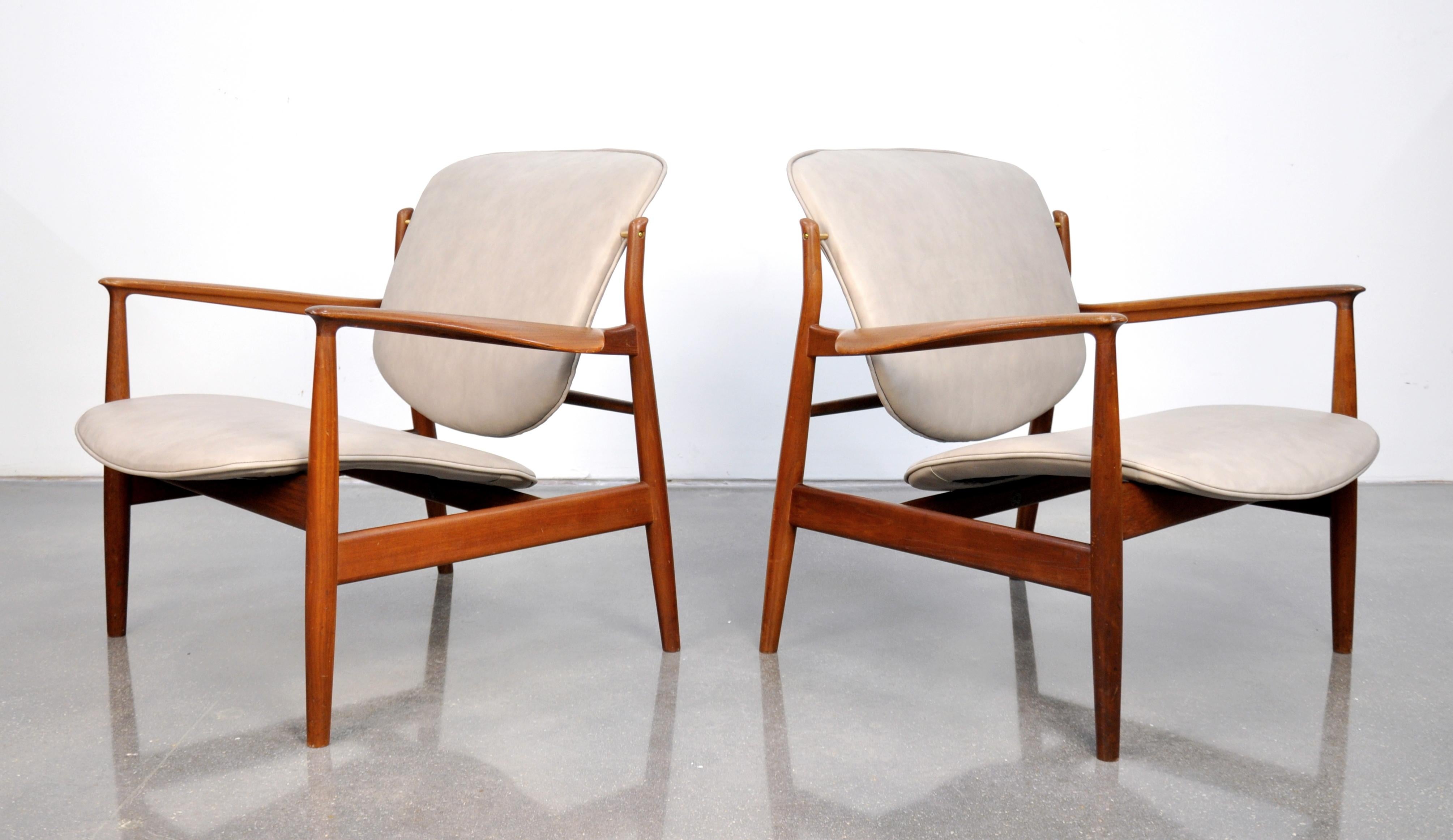 Mid-20th Century Pair of Finn Juhl FD 136 Teak and Grey Leather Lounge Chairs